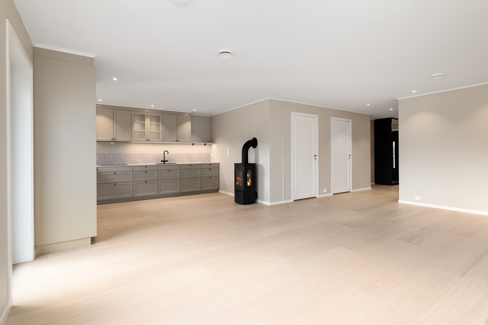 I dag har boligen to soverom, men deler av stuen kan gjøres om til et tredje soverom dersom det er ønskelig. Galleribilde