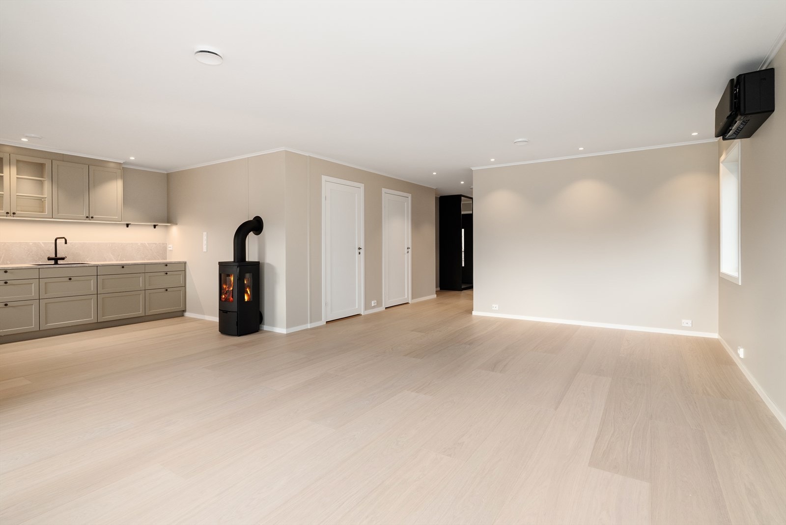 Sentralt i stuen og kjøkkenet er det installert en peisovn. Videre er denne boligen oppgradert med Daikin Stylish varmepumpe. I boligen er det også balansert ventilasjon med varmegjenvinning. Galleribilde