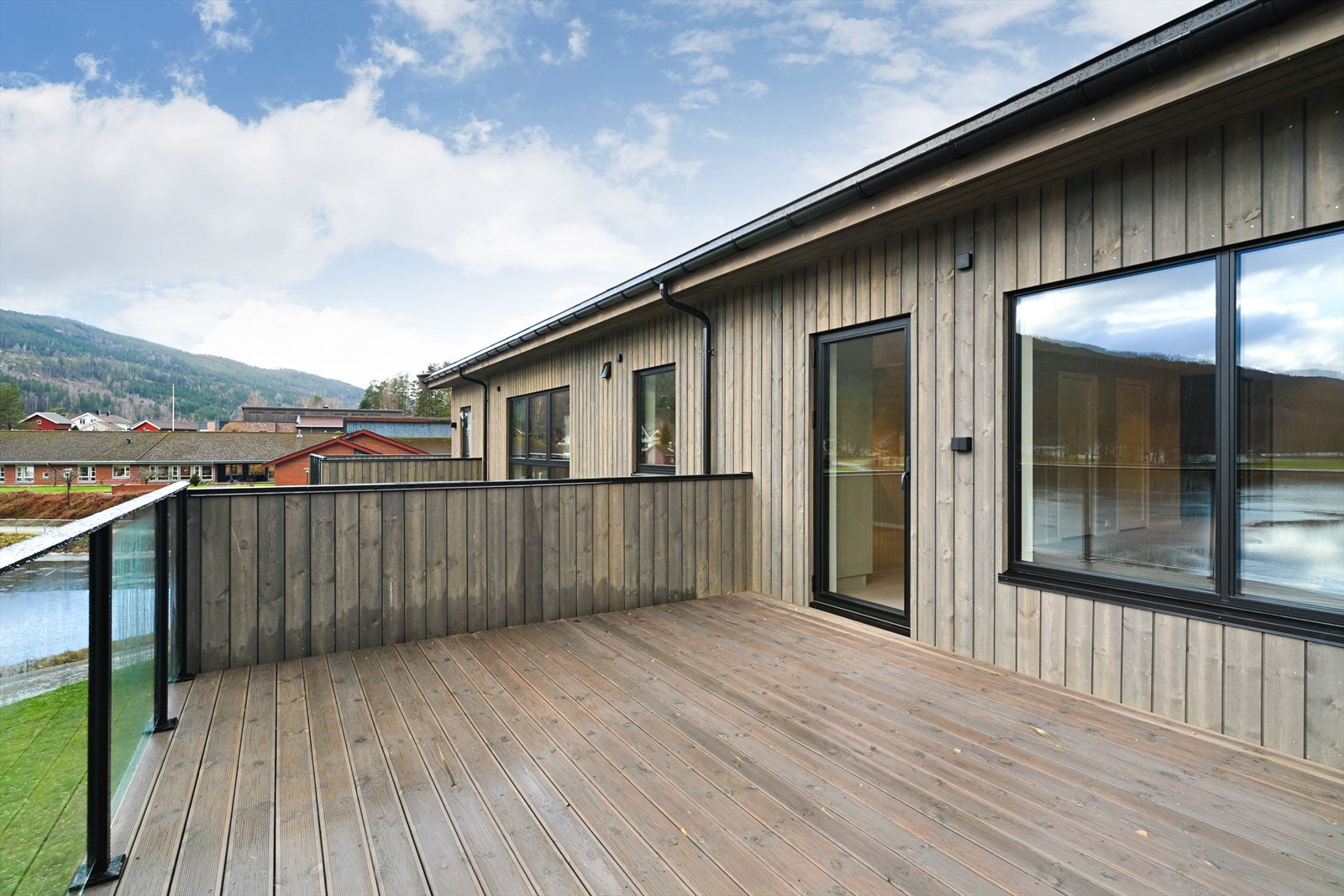 Med utgang fra stuen har boligen en romslig veranda på ca 18 kvm med tett rekkverk mot naboer og rekkverk i glass mot Seljordsvannet slik at utsikten kan nytes til det fulle. Galleribilde