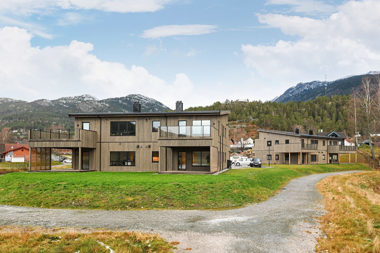 Til boligen følger det parkeringsplass i felles carportanlegg. I tilknytning til carporten er det også en 5 kvm stor bod. Det er ladekontakt for elbil i carport, samt felles utekran for carportanlegg. Galleribilde