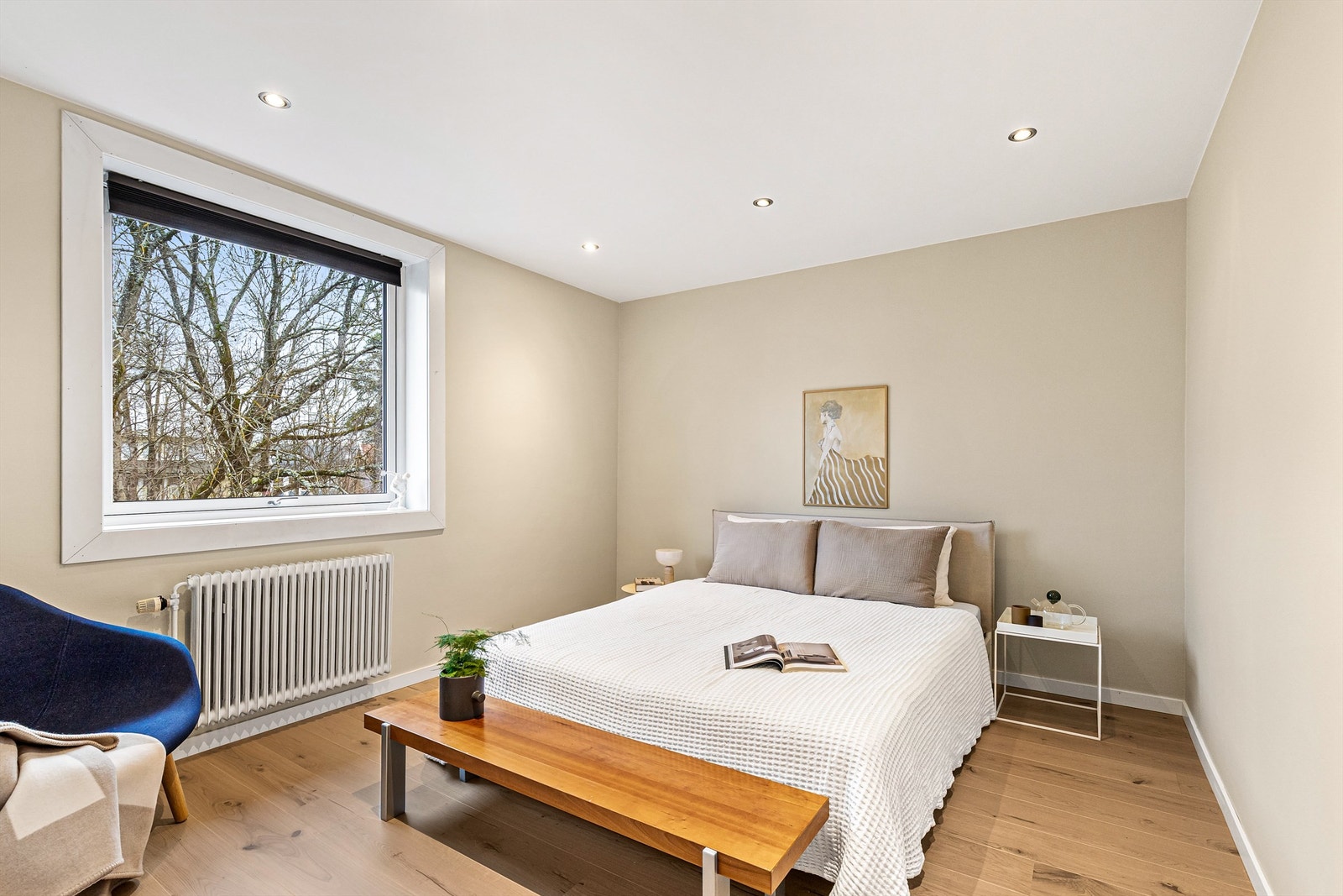 Stort og lyst hovedsoverom med parkettgulv og downlights i himling. Soverommet har god plass til dobbeltseng, nattbord og valgfri garderobeløsning. Galleribilde