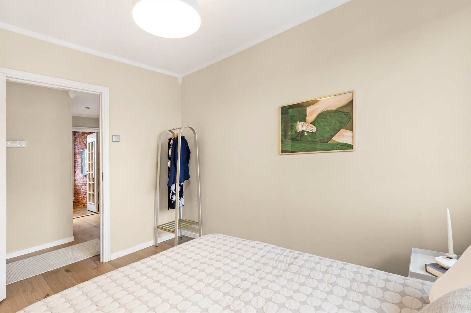 Med store vinduer som slipper inn rikelig med naturlig lys, føles begge soverommene lyse og innbydende. Galleribilde