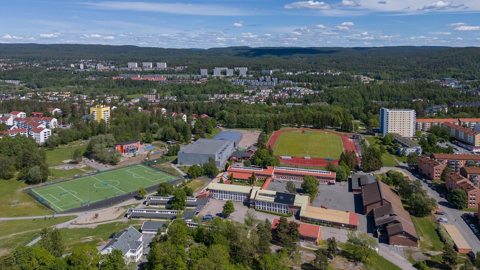 Lambertseter skole (1-10) er Norges første drabantbyskole. Skolen ligger flott plassert i et veletablert lokalmiljø sentralt på Lambertseter. Hos oss finner du positive elever og ansatte med fokus mot fellesskapende didaktikk og inkludering. Galleribilde