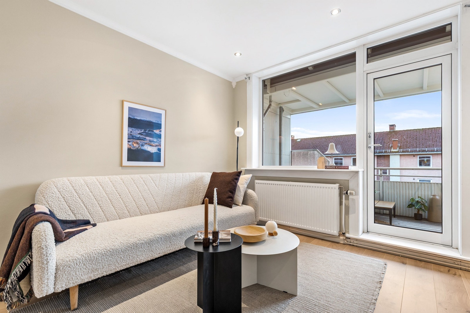 Lys og innbydende stue med direkte utgang til balkong. Rommet er malt i delikate, lyse fargetoner og har store vindusflater som slipper inn rikelig med dagslys. Galleribilde