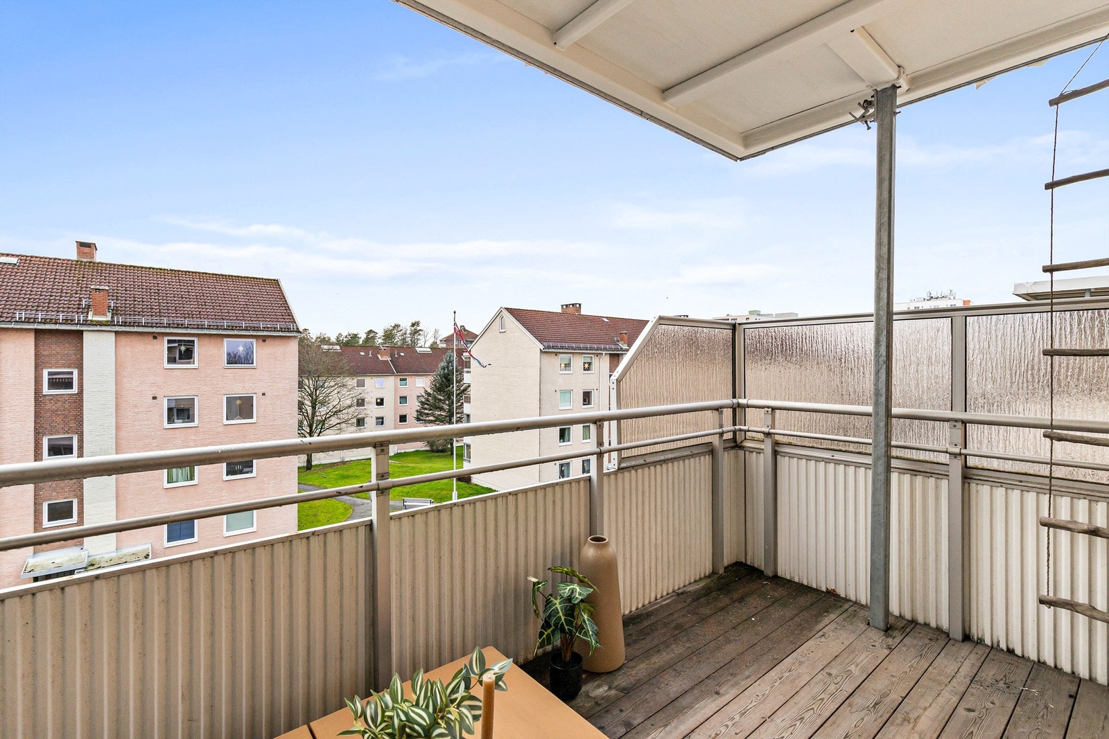 Balkongen har god plass til sittegruppe og beplantning, og egner seg perfekt for både rolige morgenstunder og sosiale sammenkomster i sommerhalvåret. Det er tillatt med gassgrill og elektrisk grill. Kullgrill og engangsgrill er ikke tillatt. Galleribilde