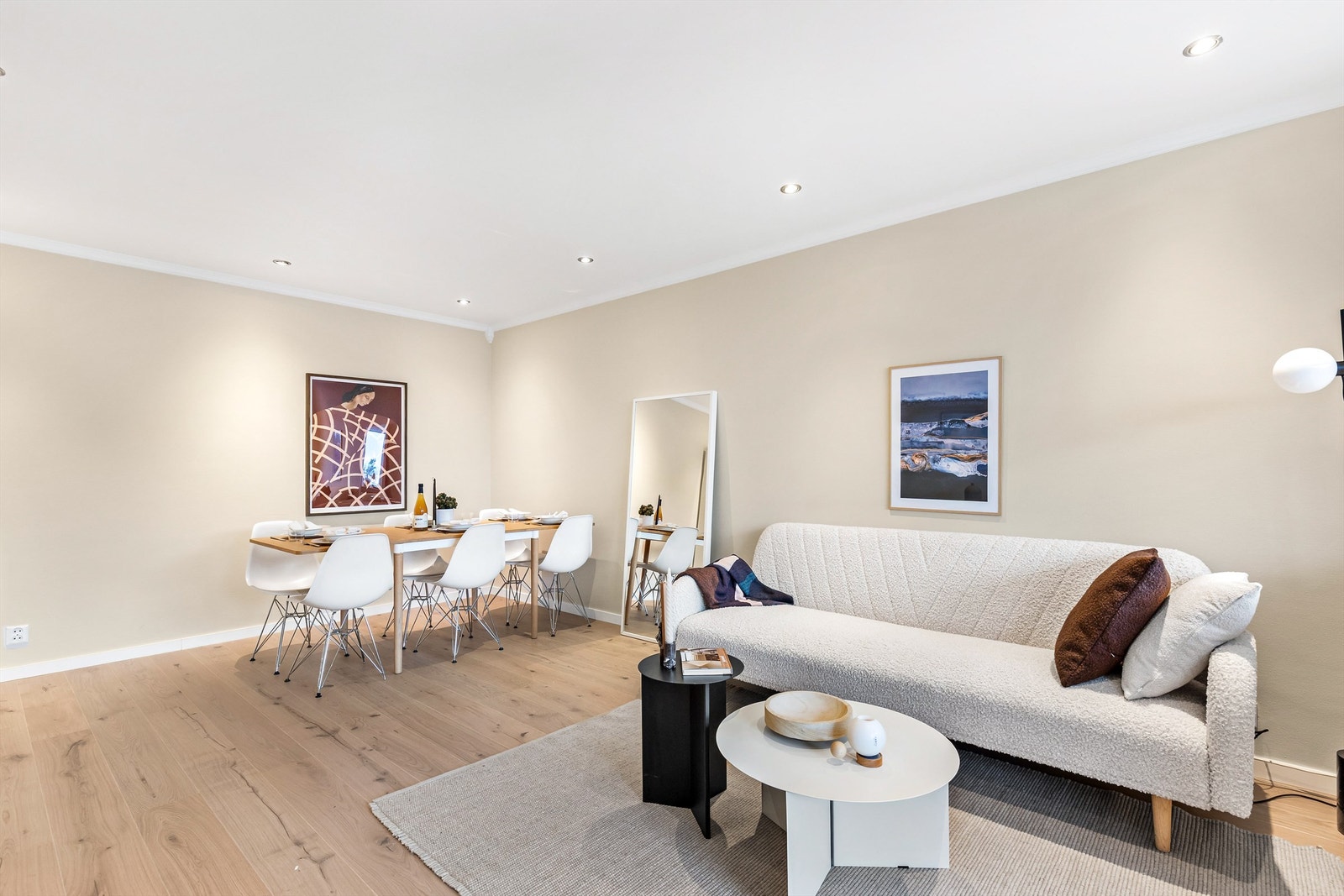 Parkettgulv og downlights i himlingen gir et moderne og behagelig uttrykk. Galleribilde