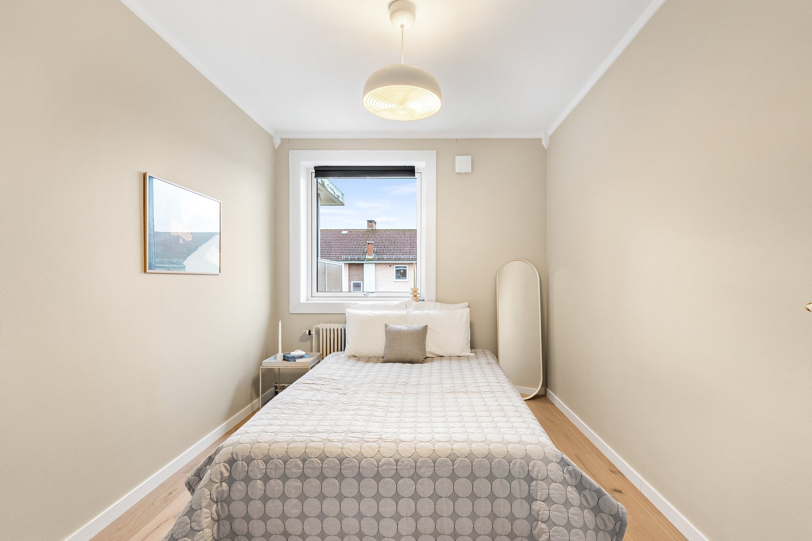 Lyst og delikat soverom med parkettgulv. Soverommet har god plass til dobbeltseng, nattbord og valgfri garderobeløsning. Galleribilde