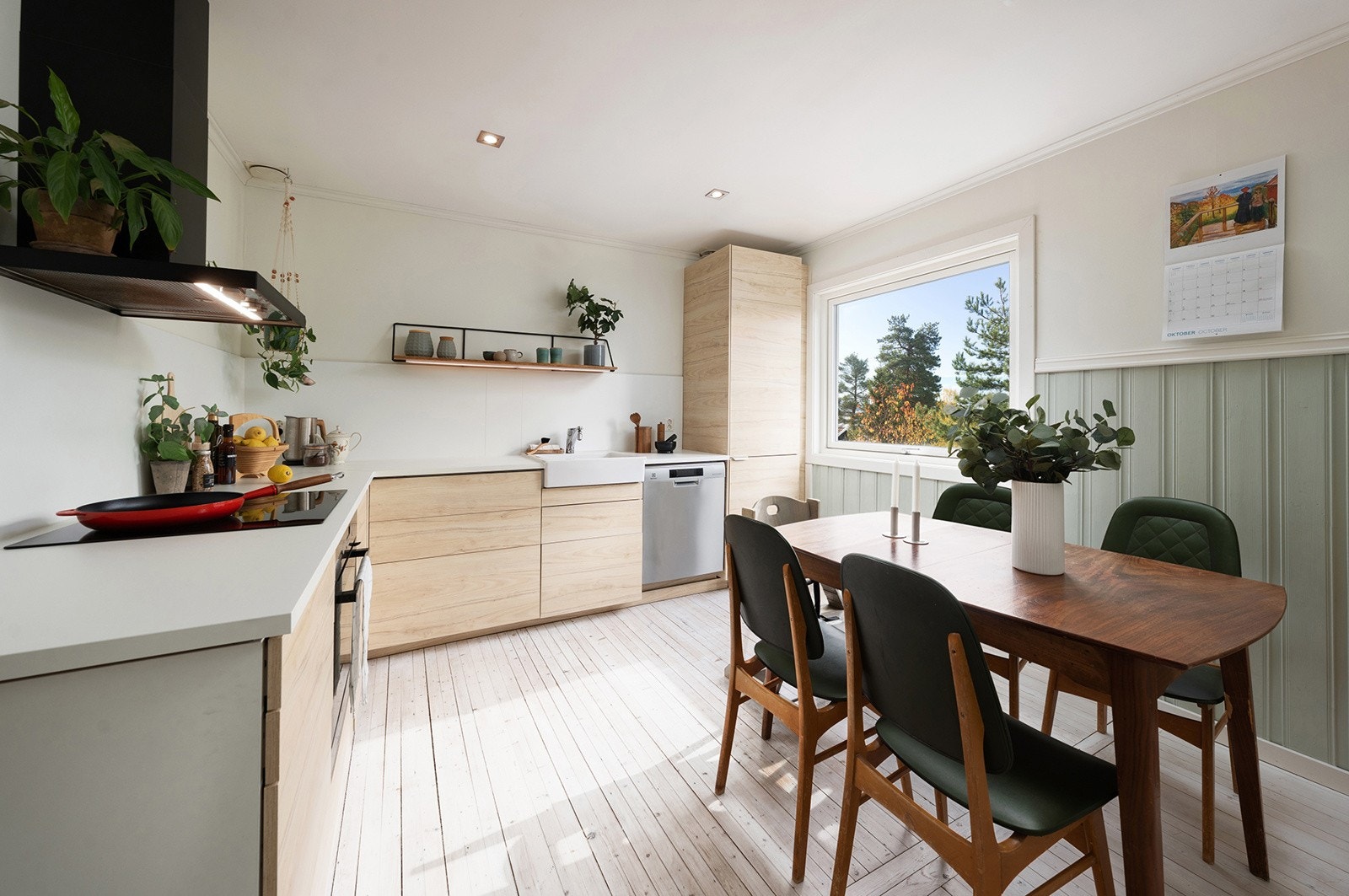 Kjøkkenet er lyst, pent og praktisk med god plass til spisebord som innbyr til sosialt samvær med familie og venner. Galleribilde