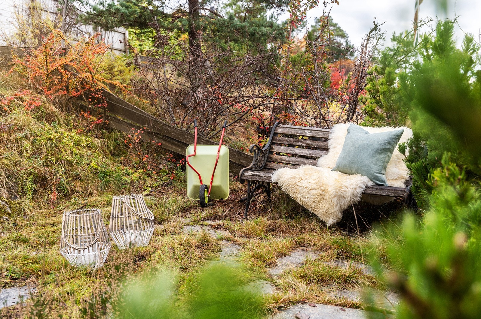 Den lune hagen gir ekstra boltreplass for både små og store, og er lettstelt med naturtomt og beplantning. Galleribilde