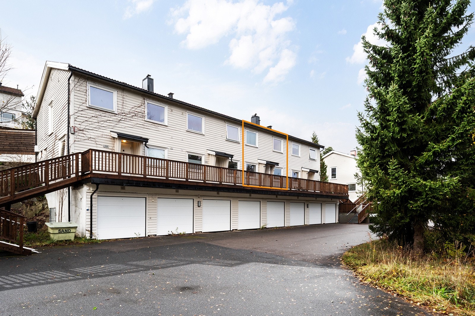 Garasjer på sameiets område er fellesareal, og forvaltes av styret på sameiets vegne og tildeles etter ansienitet. Galleribilde