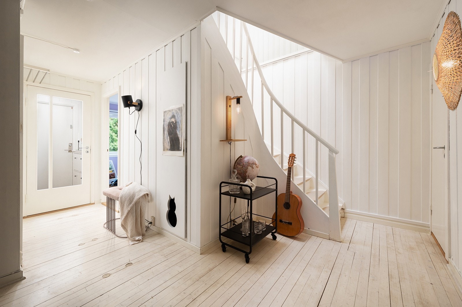 Fra en lys og innbydende entré, som gir et meget godt førsteinntrykk av denne fine boligen, ankommer man gangen som tar deg videre til rommene i etasjen Galleribilde
