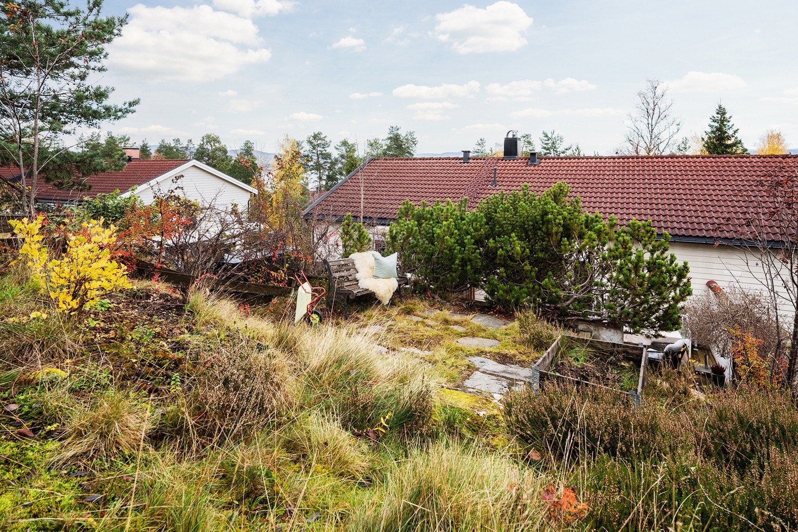 Et lyst og moderne rekkehus over to plan som byr på en svært attraktiv beliggenhet og en gjennomført planløsning Galleribilde