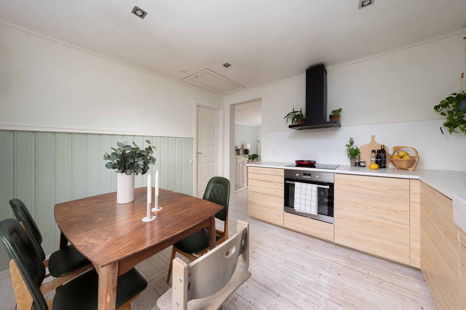 Innredningen har glatte fronter og en benkeplate i tidløst design med nedfelt porselensservant som gir et klassisk preg. Galleribilde