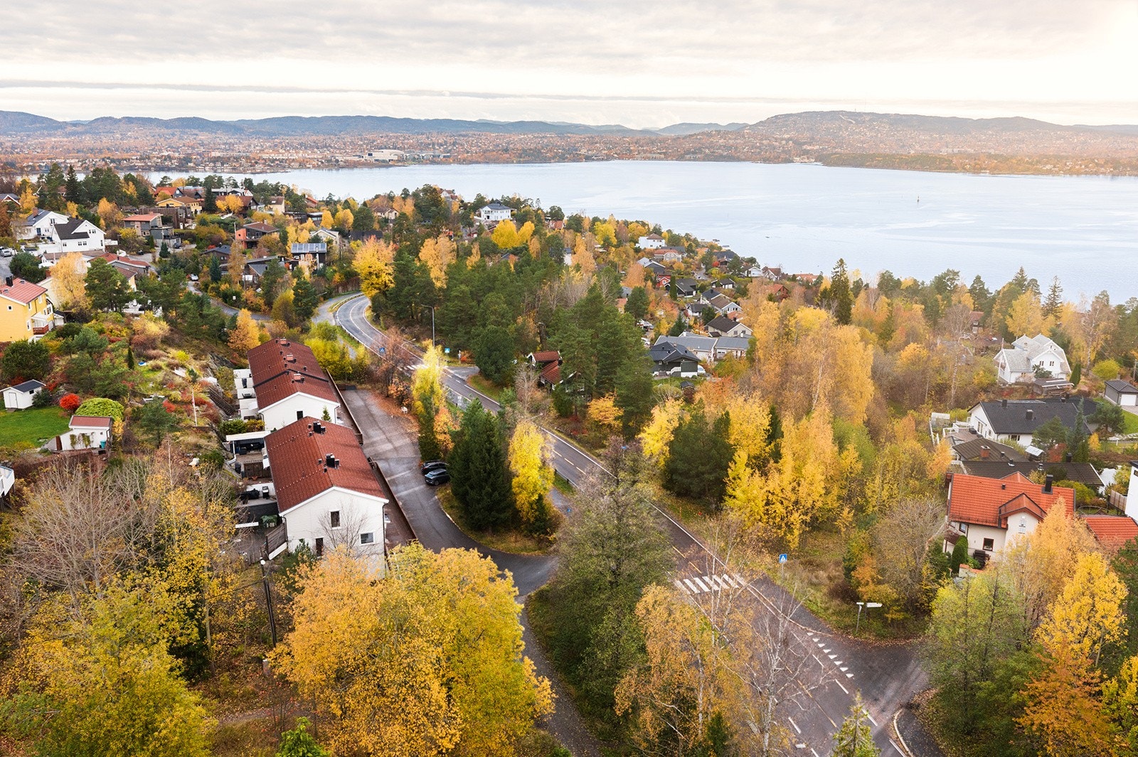 Denne eiendommen gir deg en unik kombinasjon av naturskjønn beliggenhet, nærhet til servicetilbud og enkel tilgang til Oslo - perfekt for deg som ønsker en harmonisk hverdag på Nesodden. Galleribilde