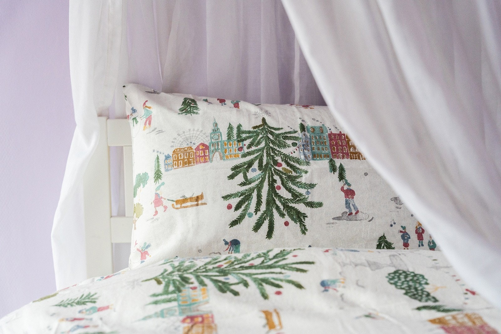 Barnevennlig og fin beliggenhet med snarvei til hyggelig lekeplass. Galleribilde