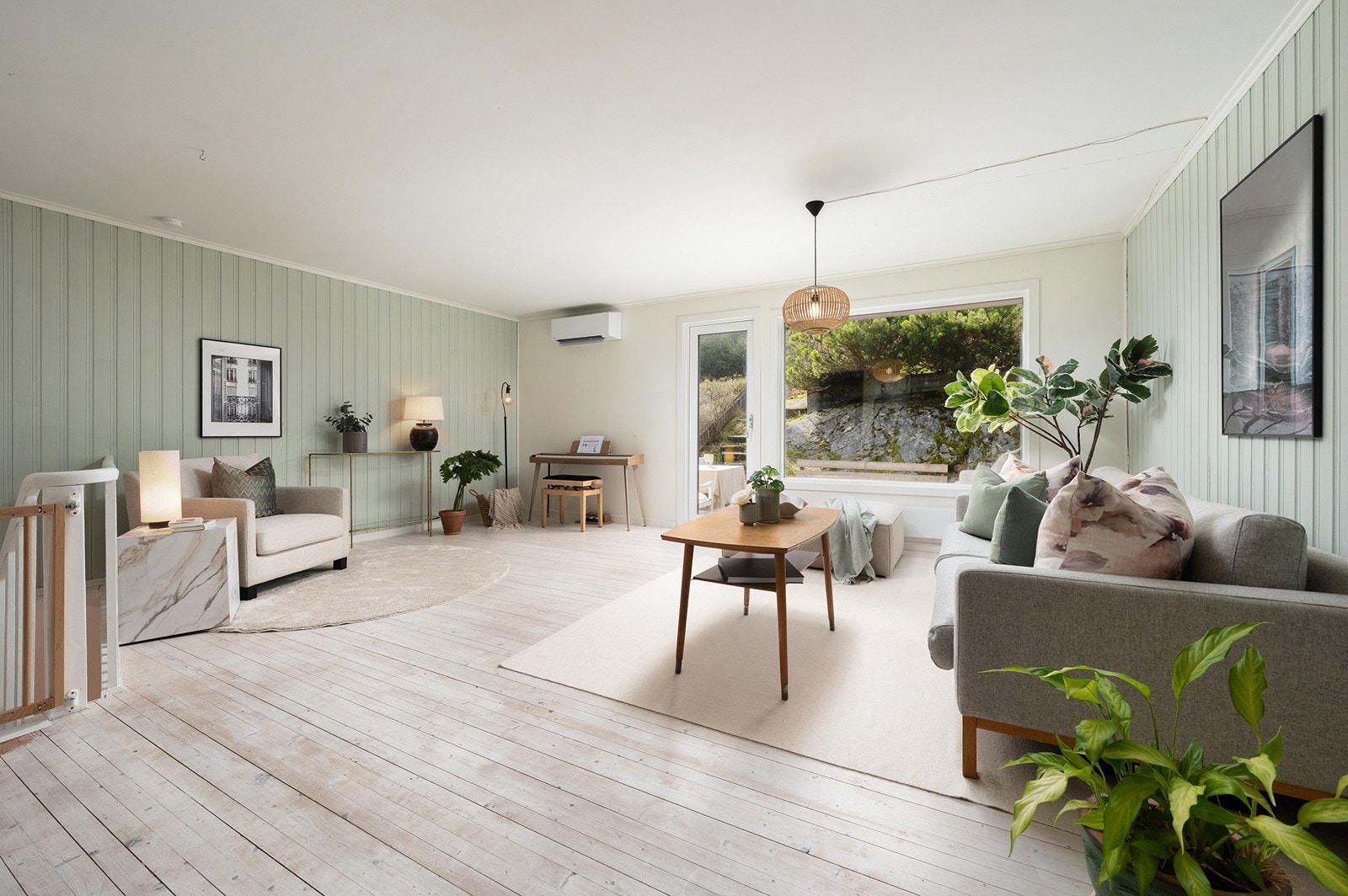 Stuen har en fin balanse mellom åpent og intimt, og peisovnen tilfører ekstra sjarm og varme. Galleribilde