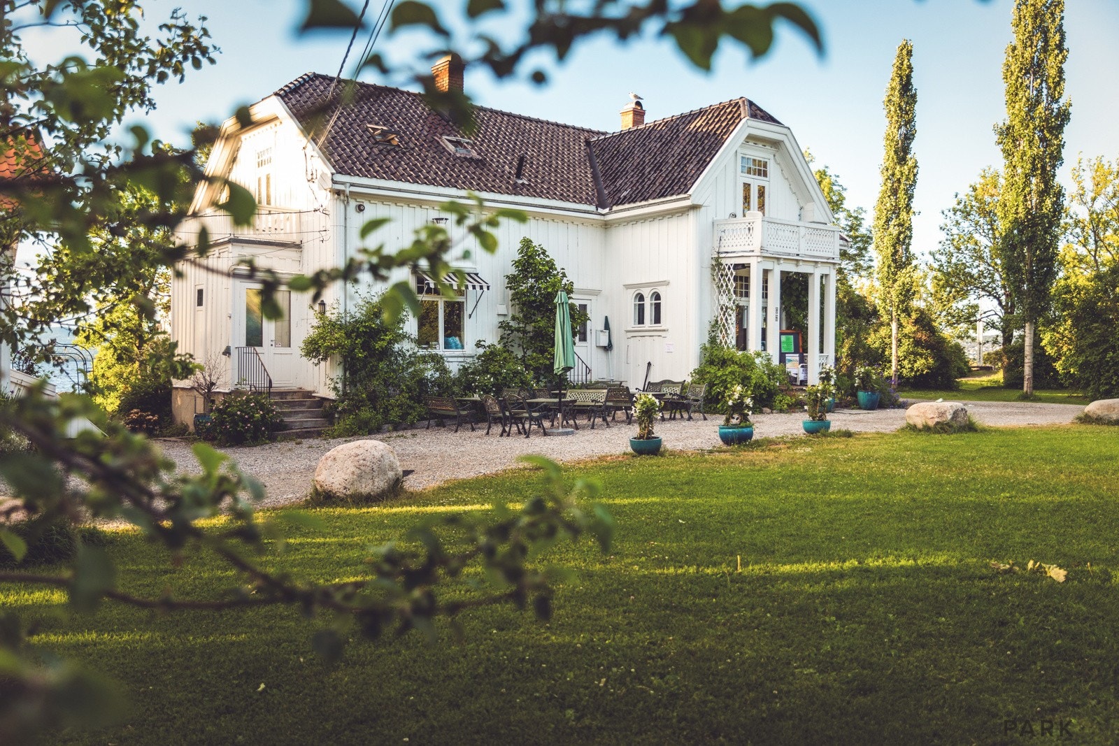 Hellviktangen Gård & Kunstkafé - dette er et populært samlingspunkt, kjent for sin økologiske mat, vin, konserter og kunstutstillinger. Galleribilde