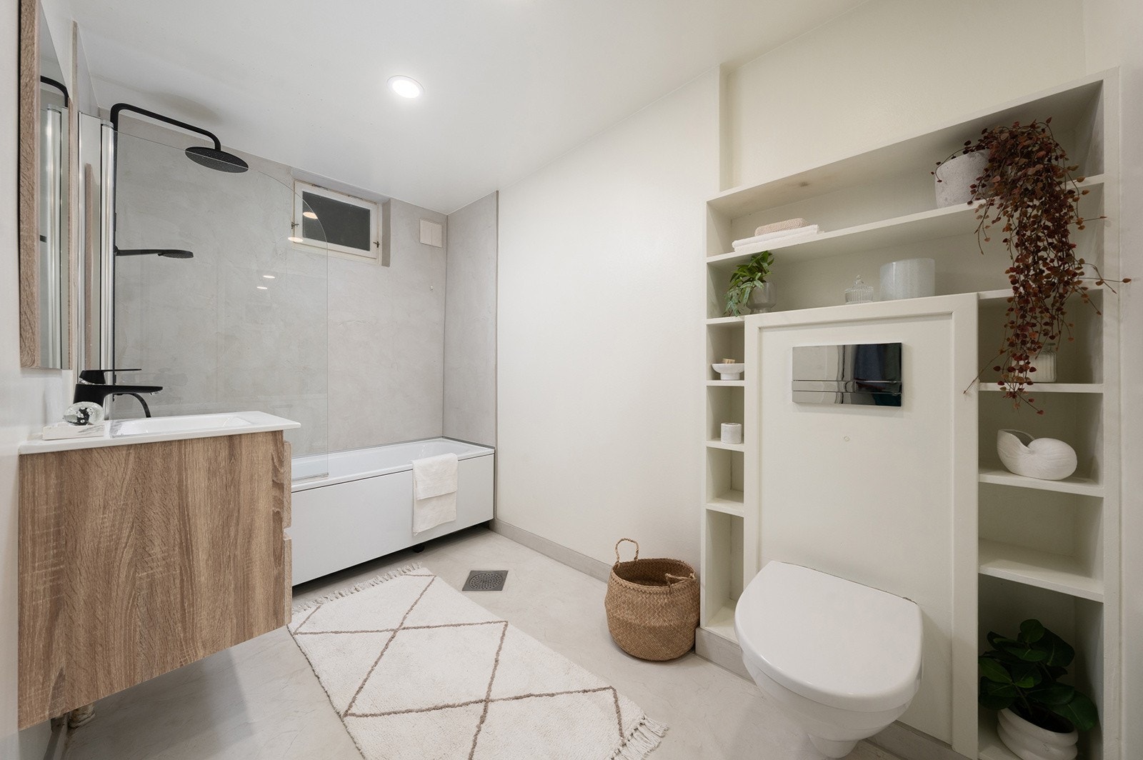 Delikat og moderne bad, som ble oppgradert i 2021, med gulv av mikrosement og malte vegger, som gir et stilrent uttrykk. Galleribilde