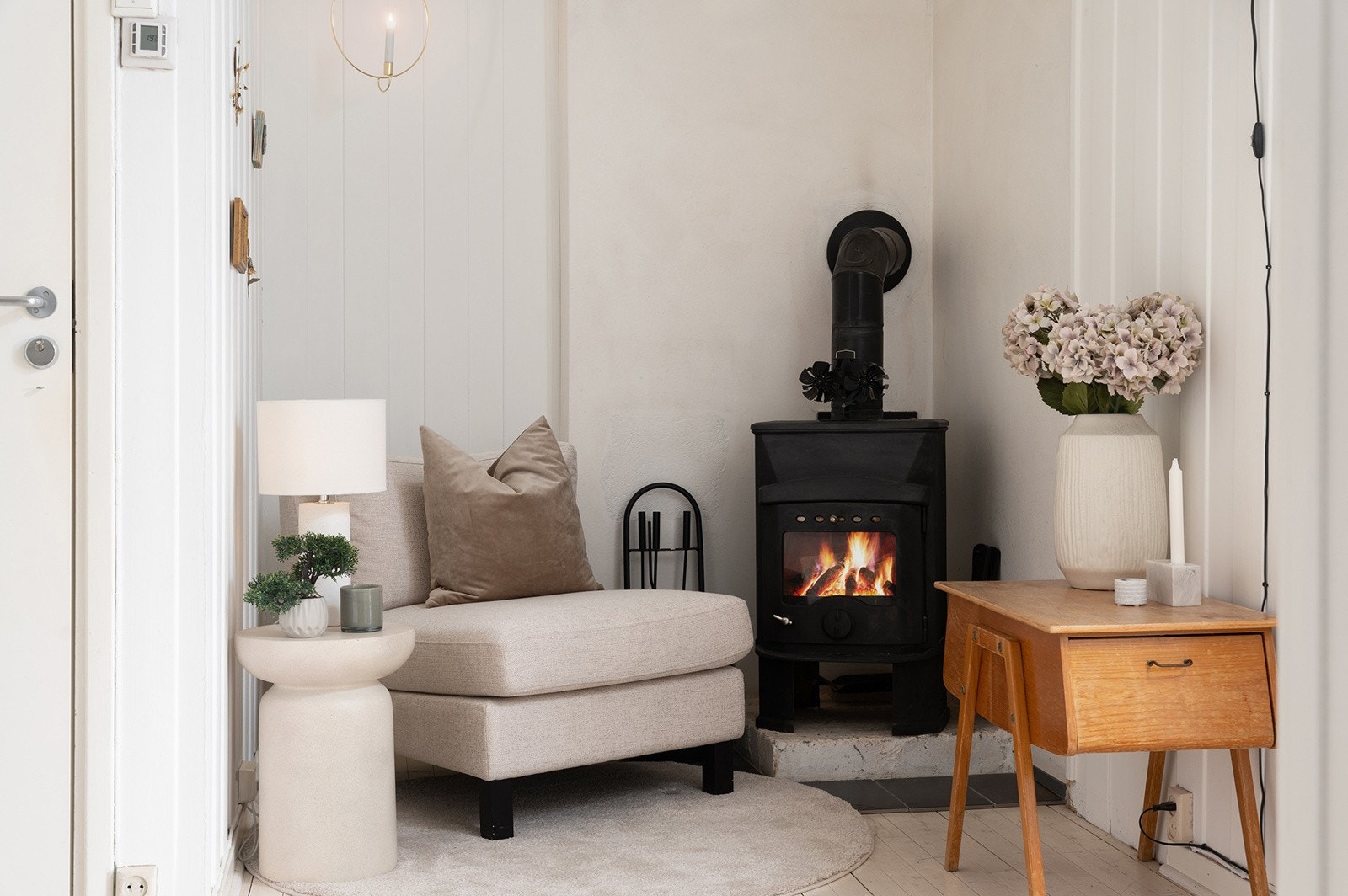 Høy trivselsfaktor! Lun peisovn gir varme på kalde dager. Galleribilde