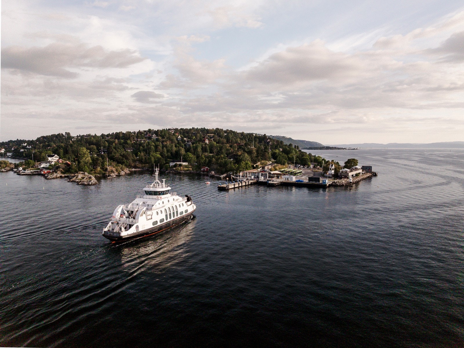 Gangavstand til båten som tar deg til Aker Brygge på ca. 20 minutter og Lysaker på ca. 8 minutter. Galleribilde