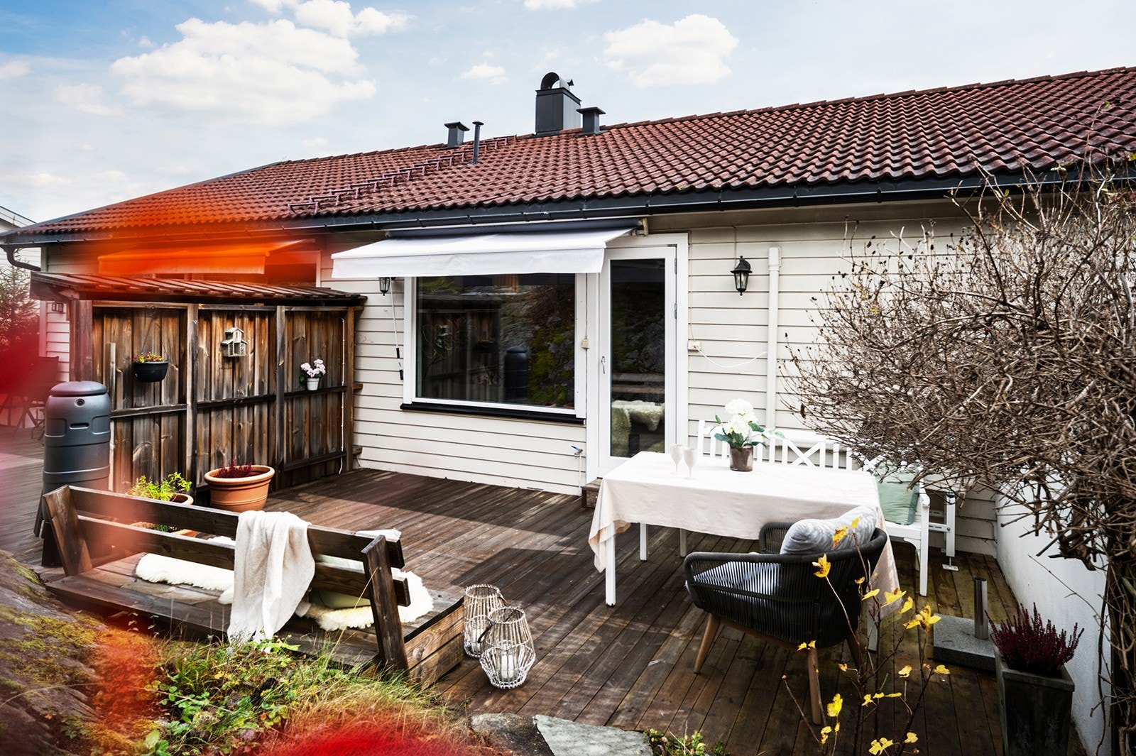 Terrassen har god plass til utemøbler, planter og grill - et naturlig samlingspunkt store deler av året. Galleribilde