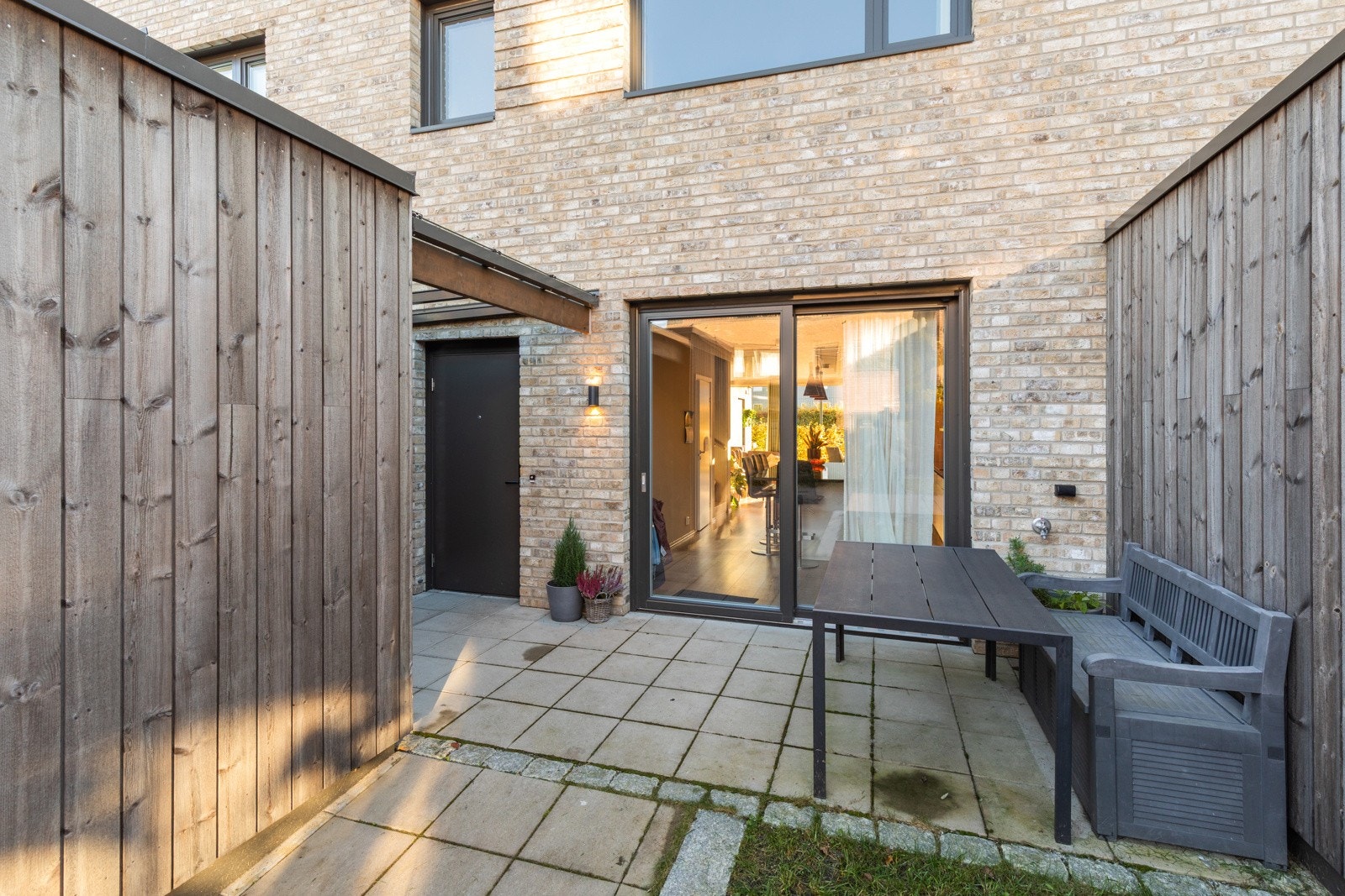 Overbygget inngangsparti med glasstak | Uttak for vann på terrassen Galleribilde