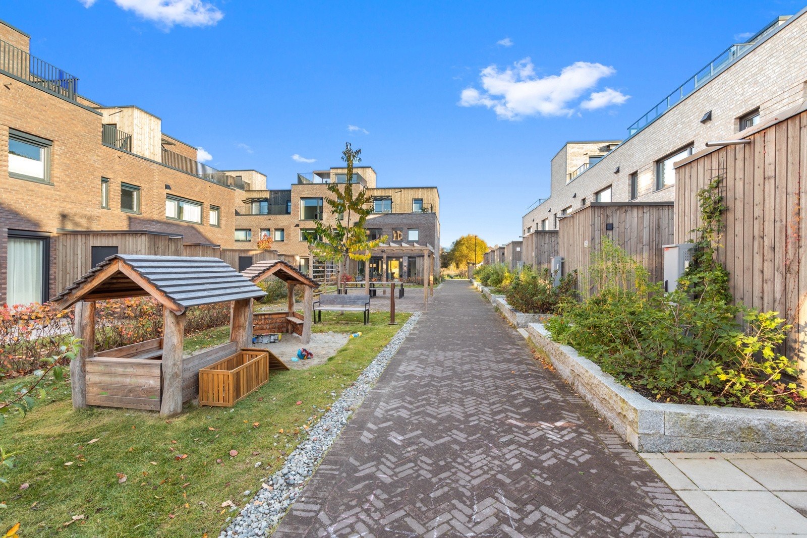 Hyggelig lekeplass for barna like utenfor døren Galleribilde