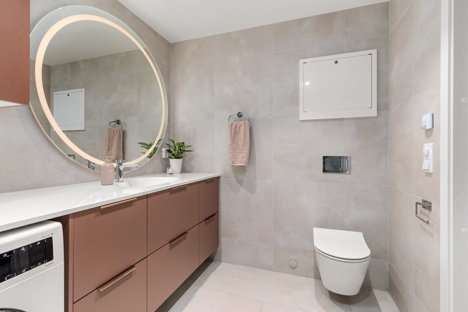 Som del av omprosjekteringen er dusjnisje flyttet, og det er installert både under- og overskap for ekstra lagringsplass og installert speil med integrert lys Galleribilde