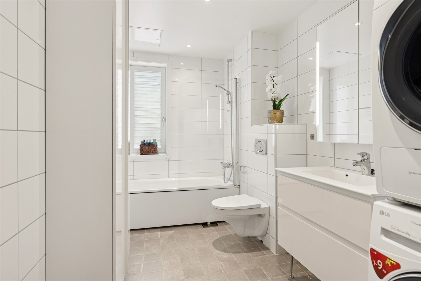 Flislagte overflater og moderne innredning - et bad som kombinerer komfort og funksjonalitet. Galleribilde