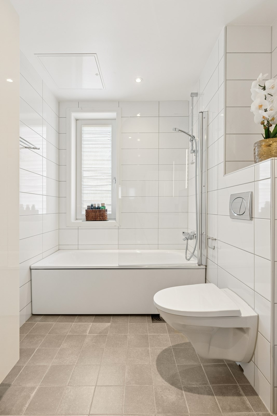 Ekstra oppbevaring i høyskap og skuffeløsning gir orden i hverdagen. Galleribilde