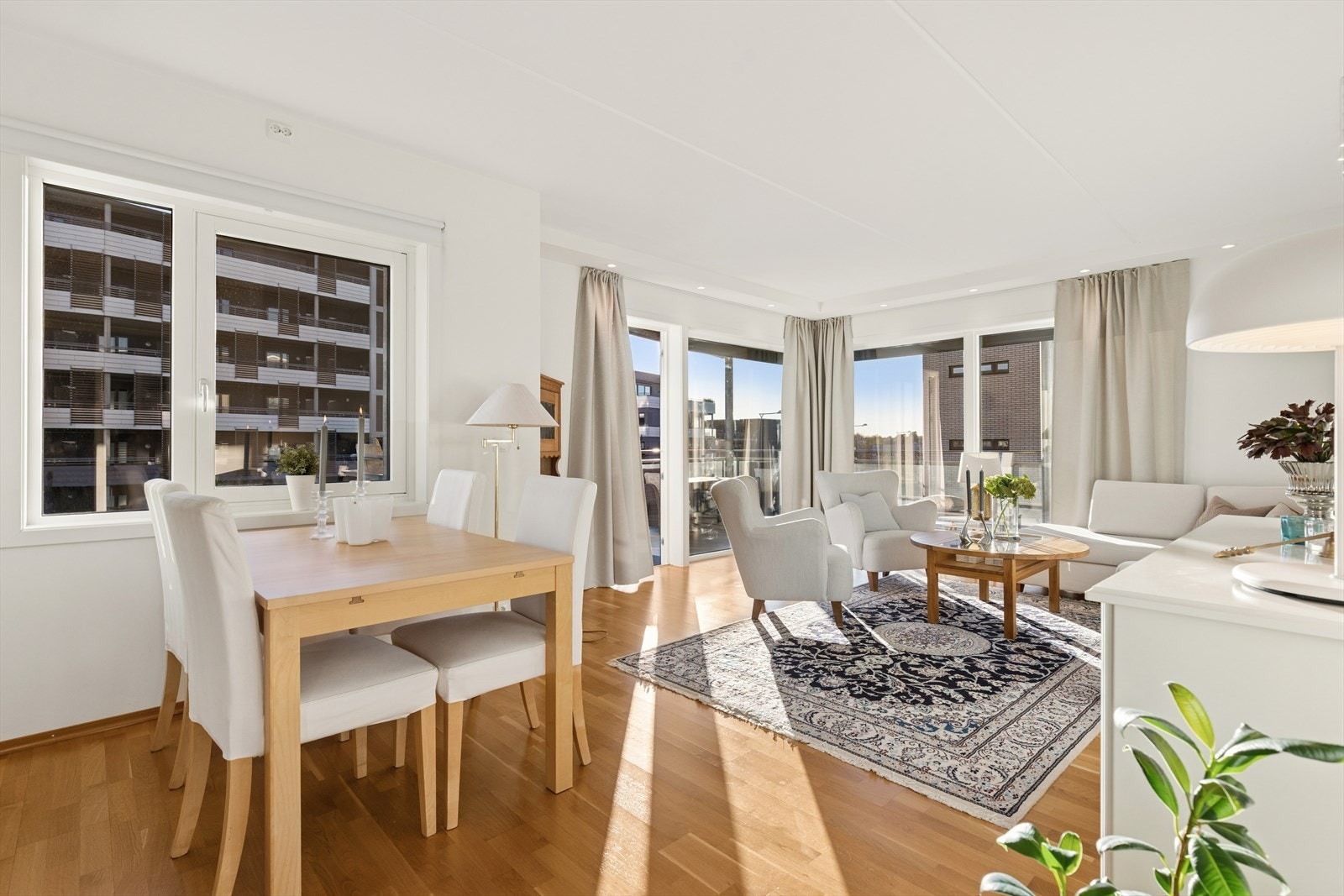 Utgang til balkongen gjør stuen til et perfekt samlingspunkt - inne og ute i skjønn forening. Galleribilde