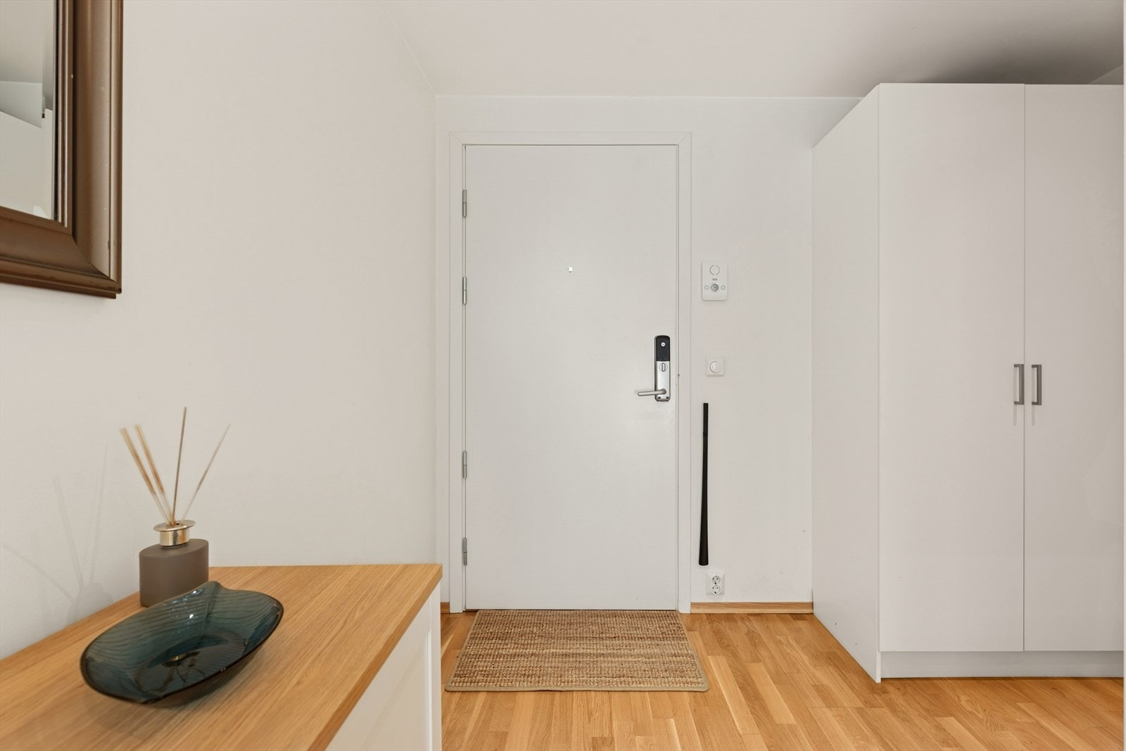 Enkel adkomst fra garasjen via heis eller trapper - ytterdør med kodelås gir trygghet og bekvemmelighet. Galleribilde