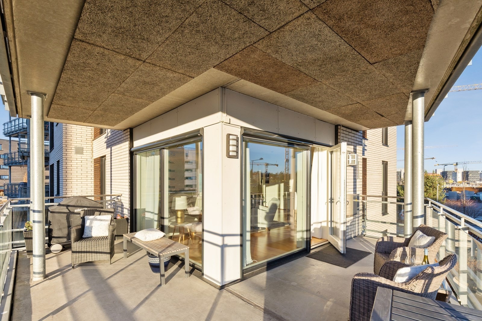 Stor hjørnebalkong- din private oase med svært gode solforhold. Galleribilde