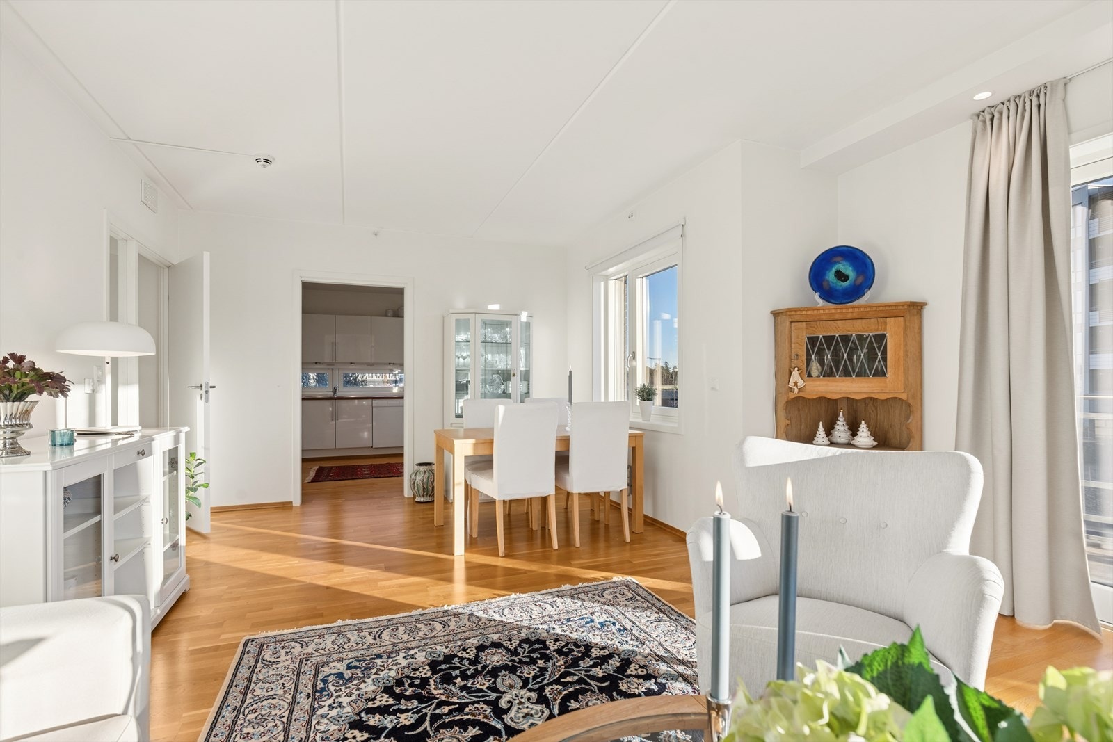 Lys, luft og utsikt - stuen er hjertet i hjemmet. Galleribilde