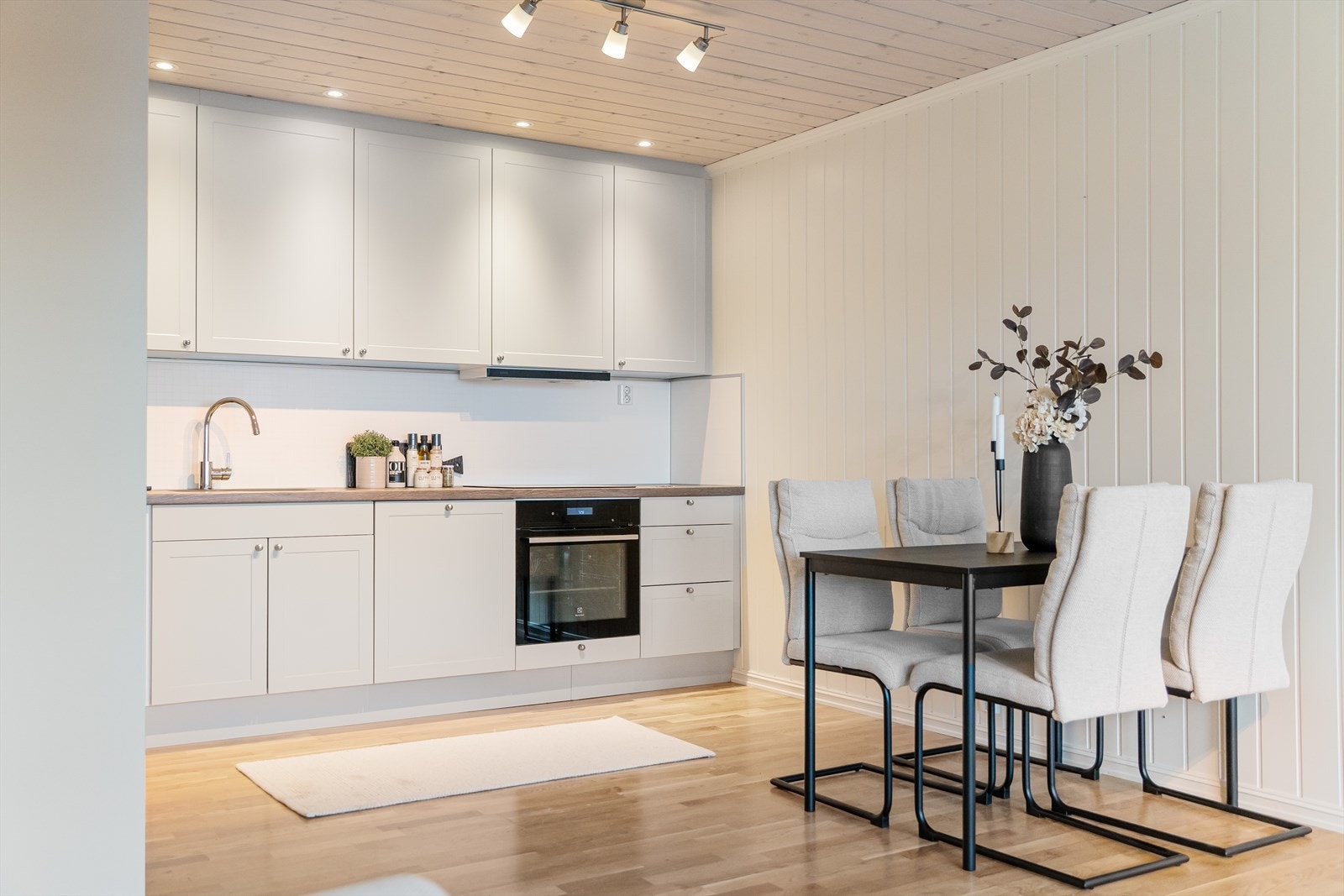 Laminat benkeplate og profilerte fronter gir et stilfullt kjøkken. Galleribilde