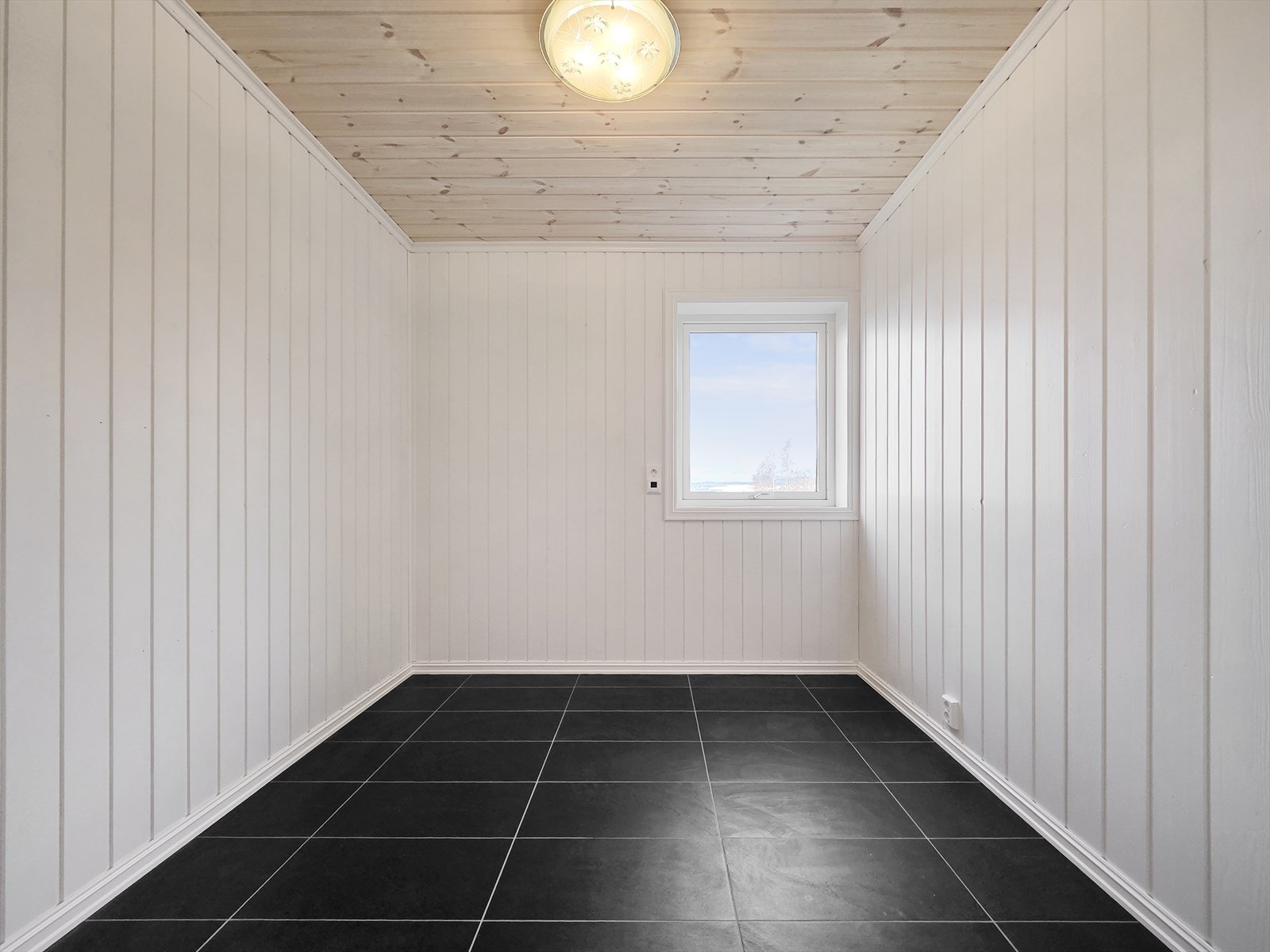 Soverommet har flislagt gulv og panelerte vegger. Galleribilde