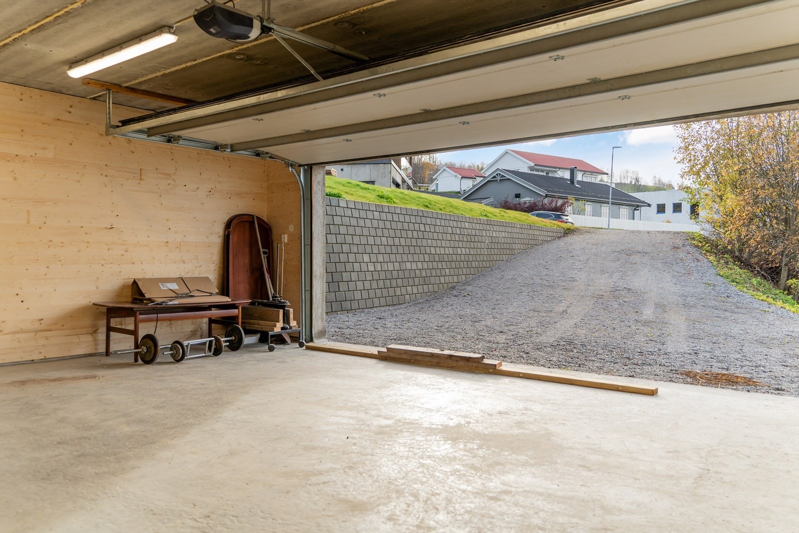Gruset oppkjørsel gir enkel tilgang til garasjeplassen, perfekt for to biler. Galleribilde