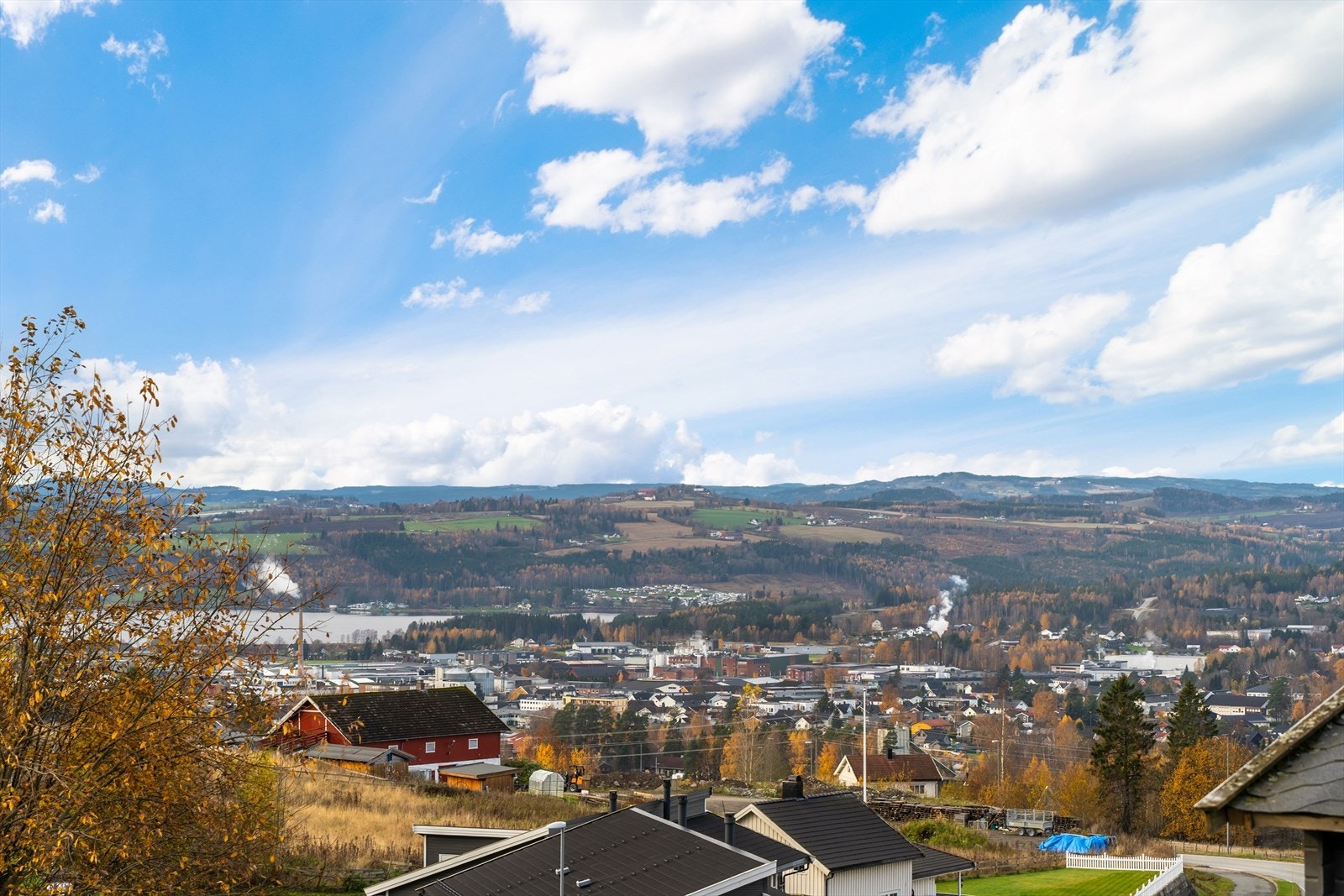 Utsikten over nærområdet gir et inntrykk av det attraktive boligområdet på Lille Almerud. Galleribilde