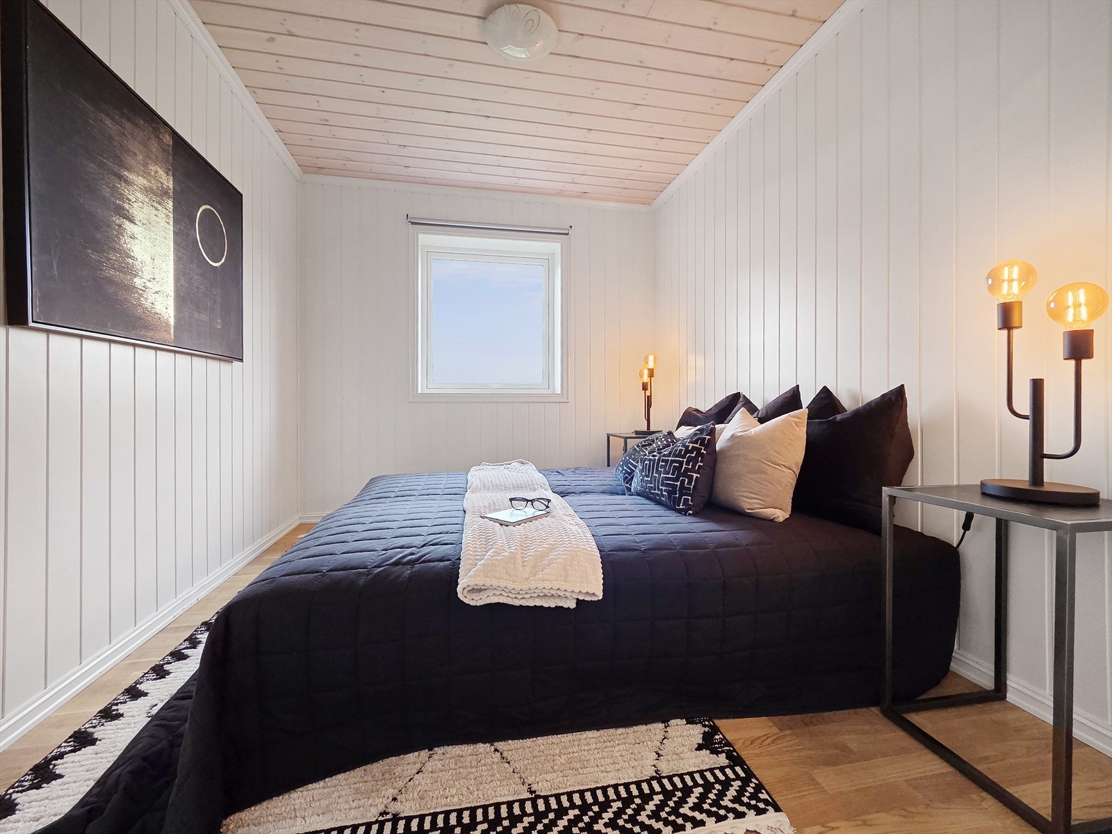 Eike-parkettgulv gir en varm og naturlig følelse til soverommet. Galleribilde