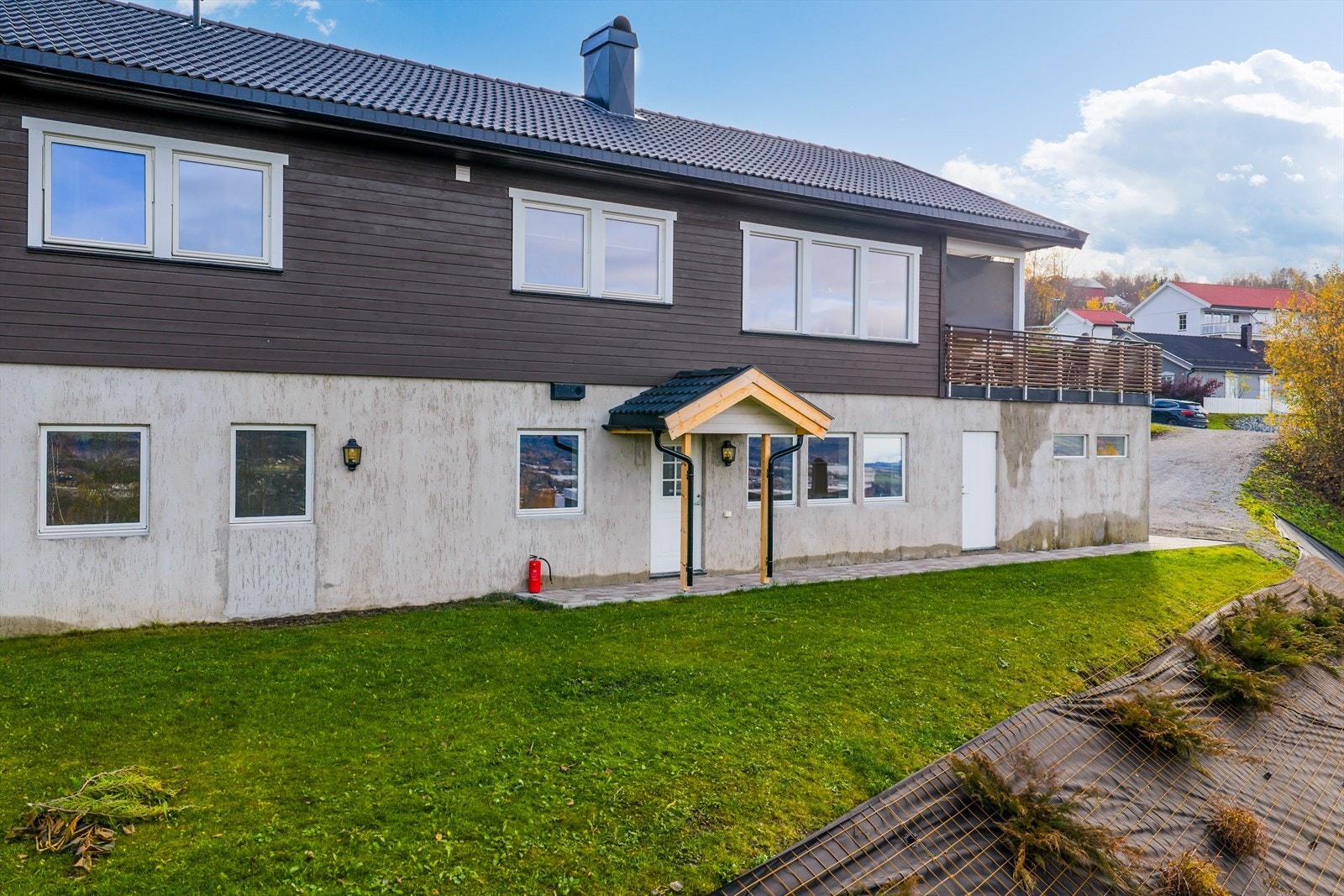 Overbygd inngangsparti gir beskyttelse mot vær og vind. Galleribilde