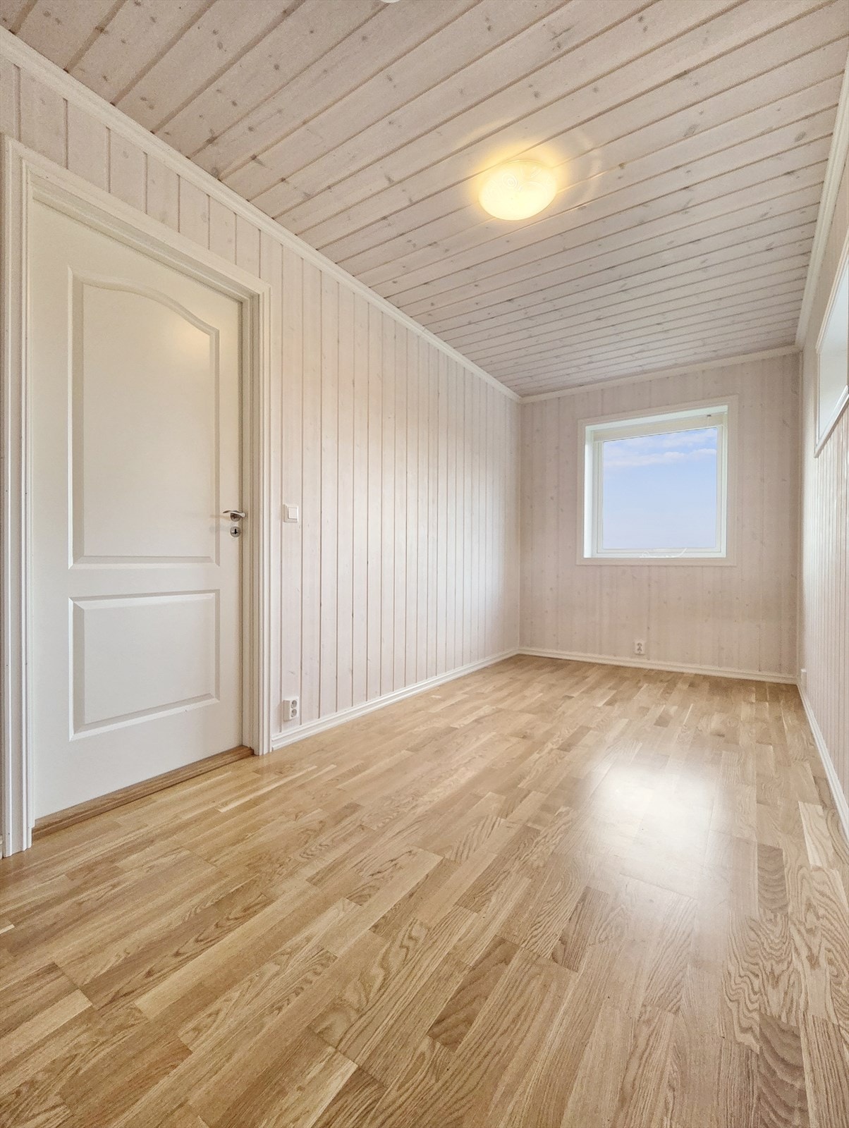 Soverommet har slettmalte vegger som gir et rent og enkelt uttrykk. Galleribilde