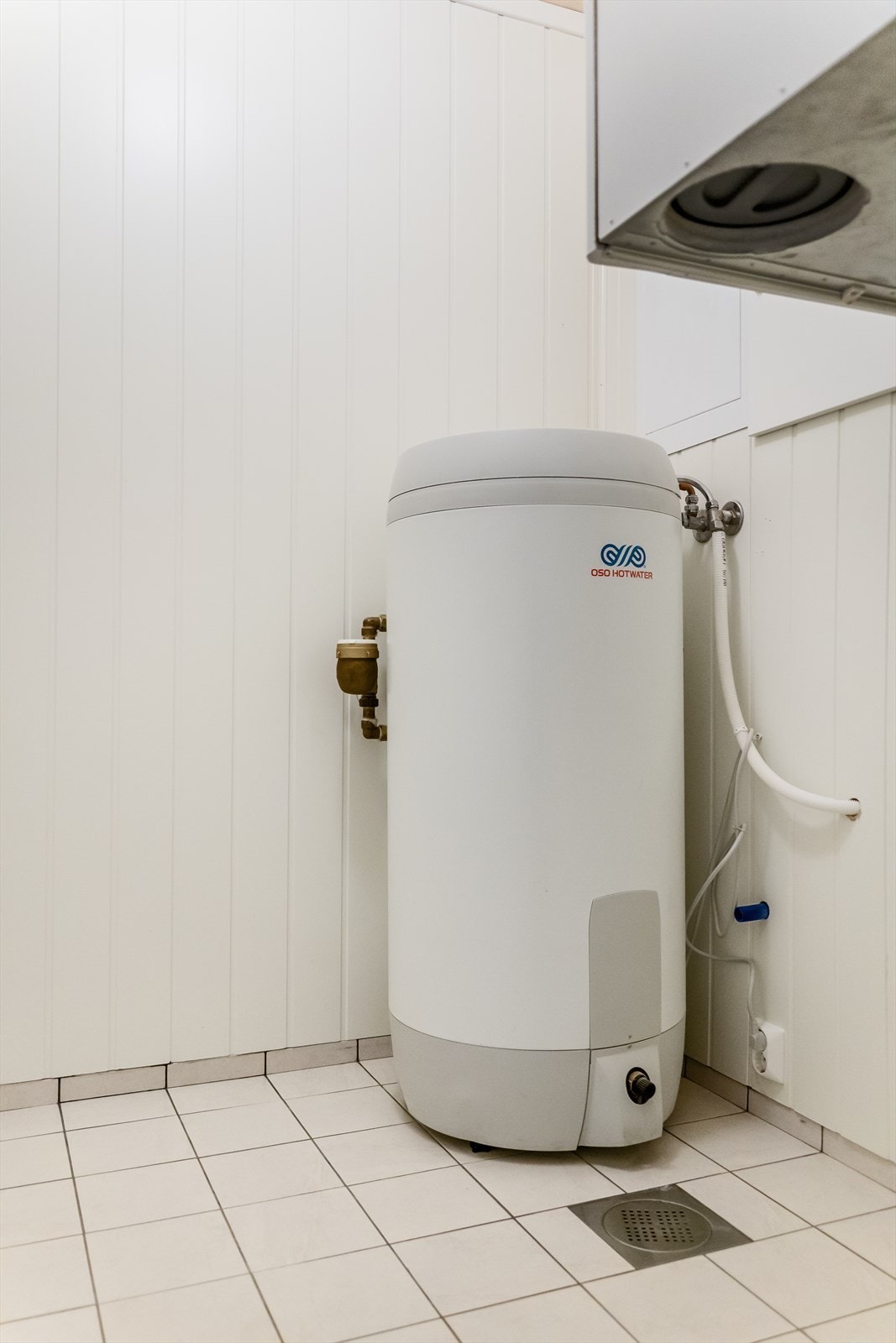 Varmtvannstanken er av typen OSO med en kapasitet på 194 liter, produsert i 2019. Galleribilde