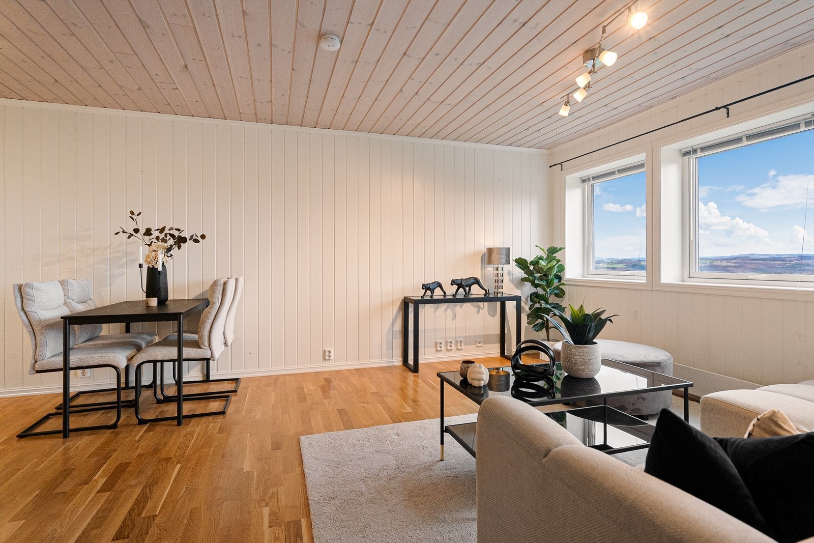 Eike-parkettgulv og slettmalte vegger gir en moderne stueopplevelse. Galleribilde