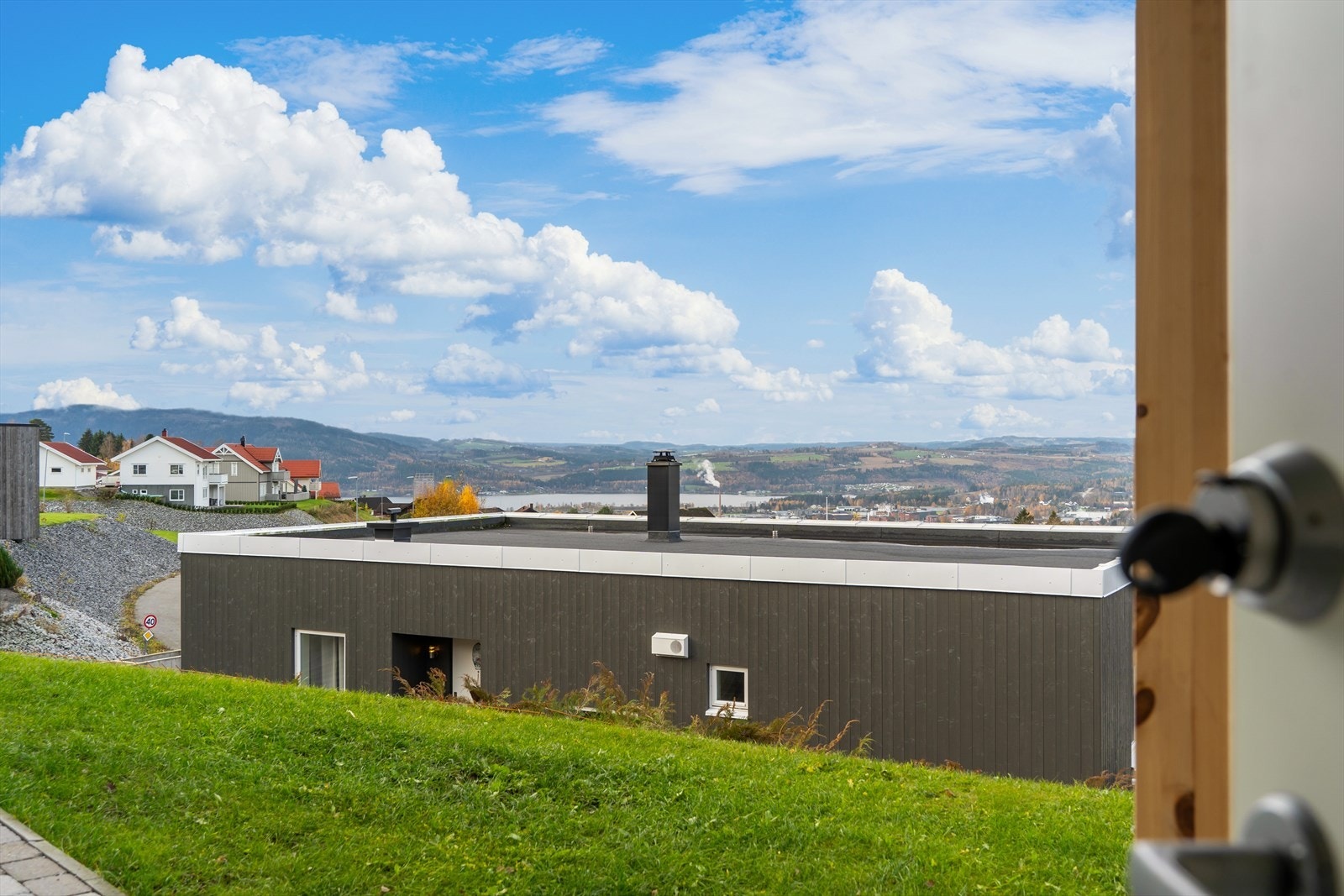Panoramautsikten over landskapet kan nytes fra inngangspartiet. Galleribilde