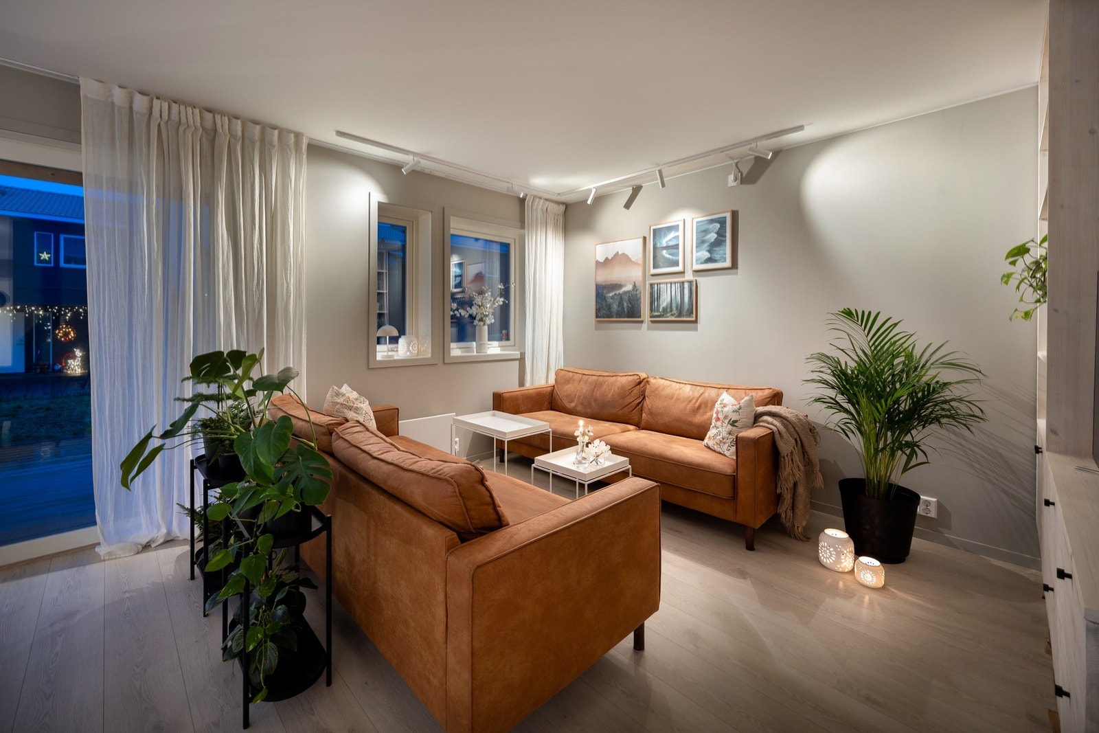 Overflater er malt i tidsriktige og moderne fargevalg, og takhøyden på ca. 2,39 meter bidrar til en luftig og behagelig romfølelse. Galleribilde