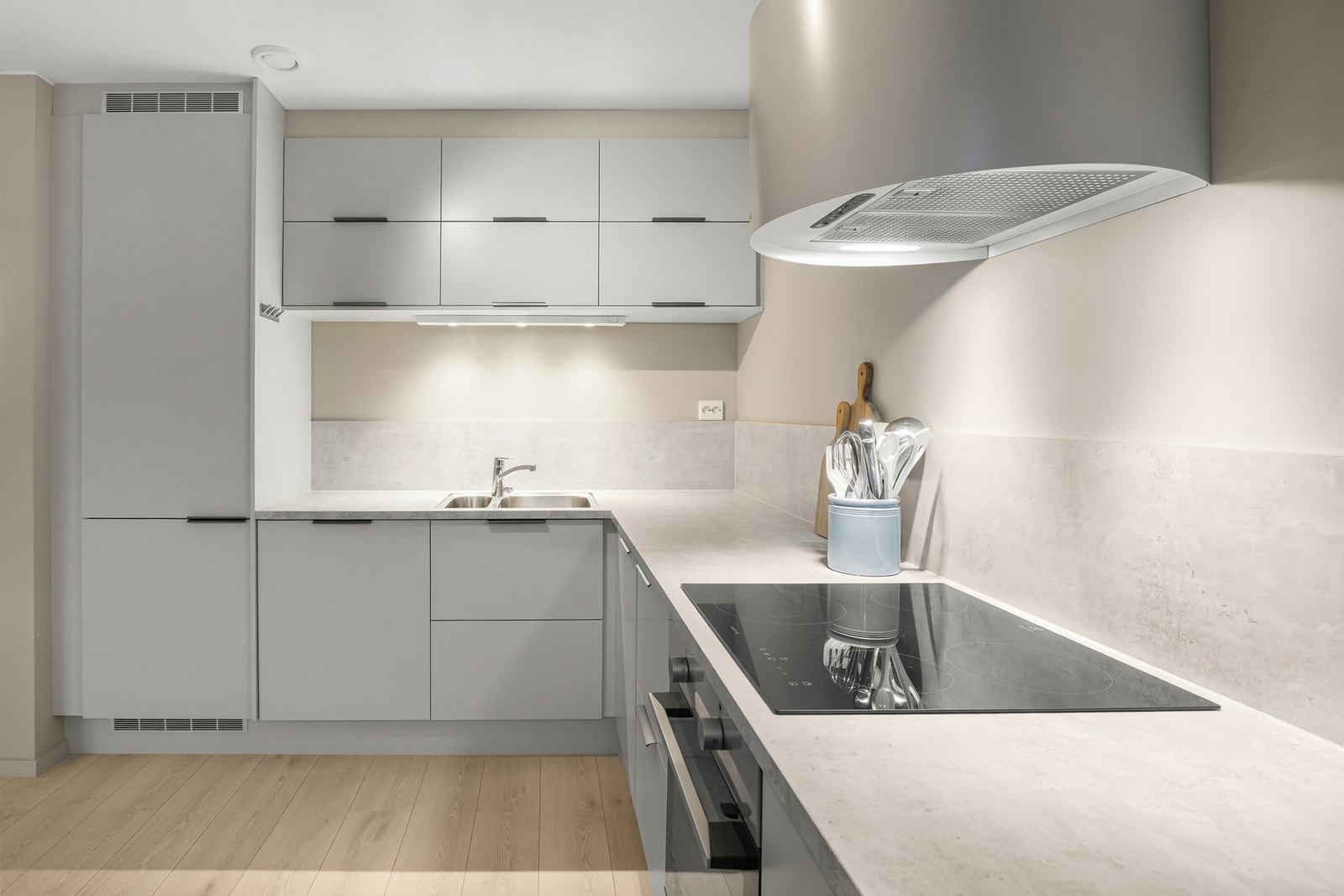 Det er belysning mellom over- og underskap. Kjøkkenet byr på rikelig med benke- og skapplass og fungerer som et sosialt samlingspunkt for både matlaging og måltider. Av integrerte hvitevarer medfølger stekeovn, platetopp, kjøl/frys og oppvaskmaskin. Galleribilde