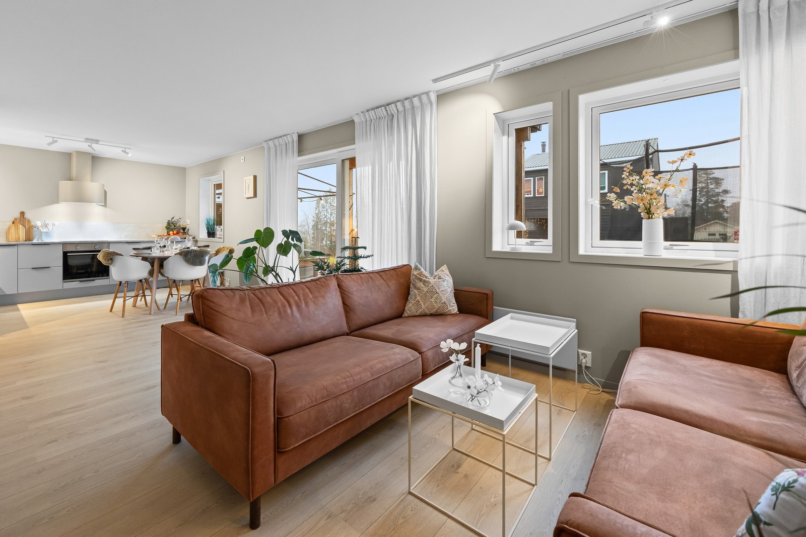 Velkommen til Bjørnlia 17 - En lys og moderne selveierleilighet fra 2023 beliggende i barnevennlig og naturskjønne omgivelser på Dal i Eidsvoll kommune. (Foto: Ken Ronny Thomassen). Galleribilde