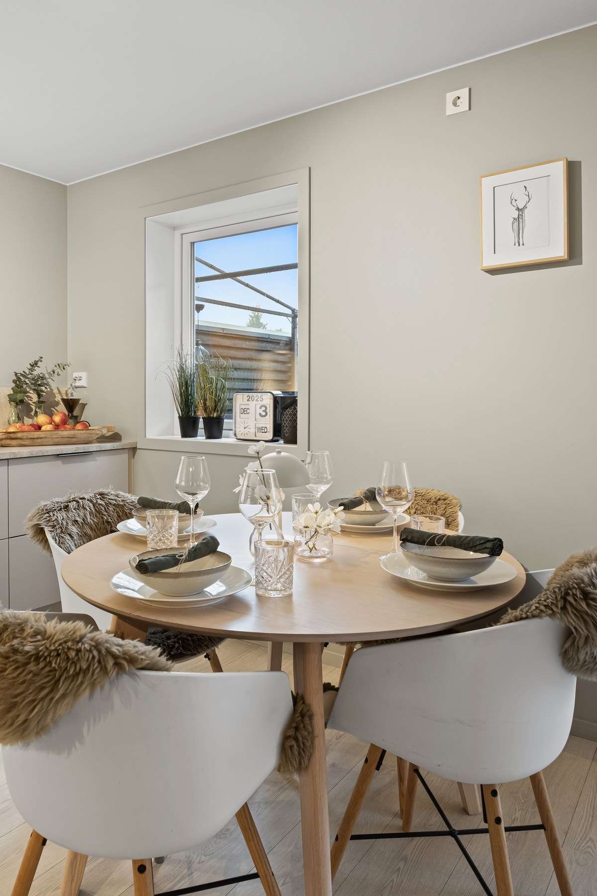 I tilknytning til kjøkkenet er det avsatt god plass til spisegruppe, hvor man kan nyte hyggelige måltider med familie og venner. Galleribilde