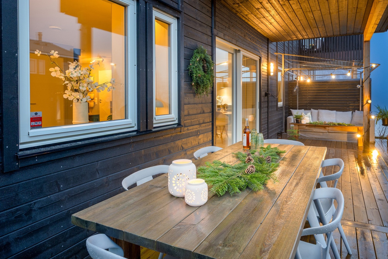 Fra stuen er det utgang til en stor og solrik sydvendt terrasse på ca. 30 kvm, hvor man kan nyte late dager og sene kvelder i hyggelige omgivelser. Galleribilde