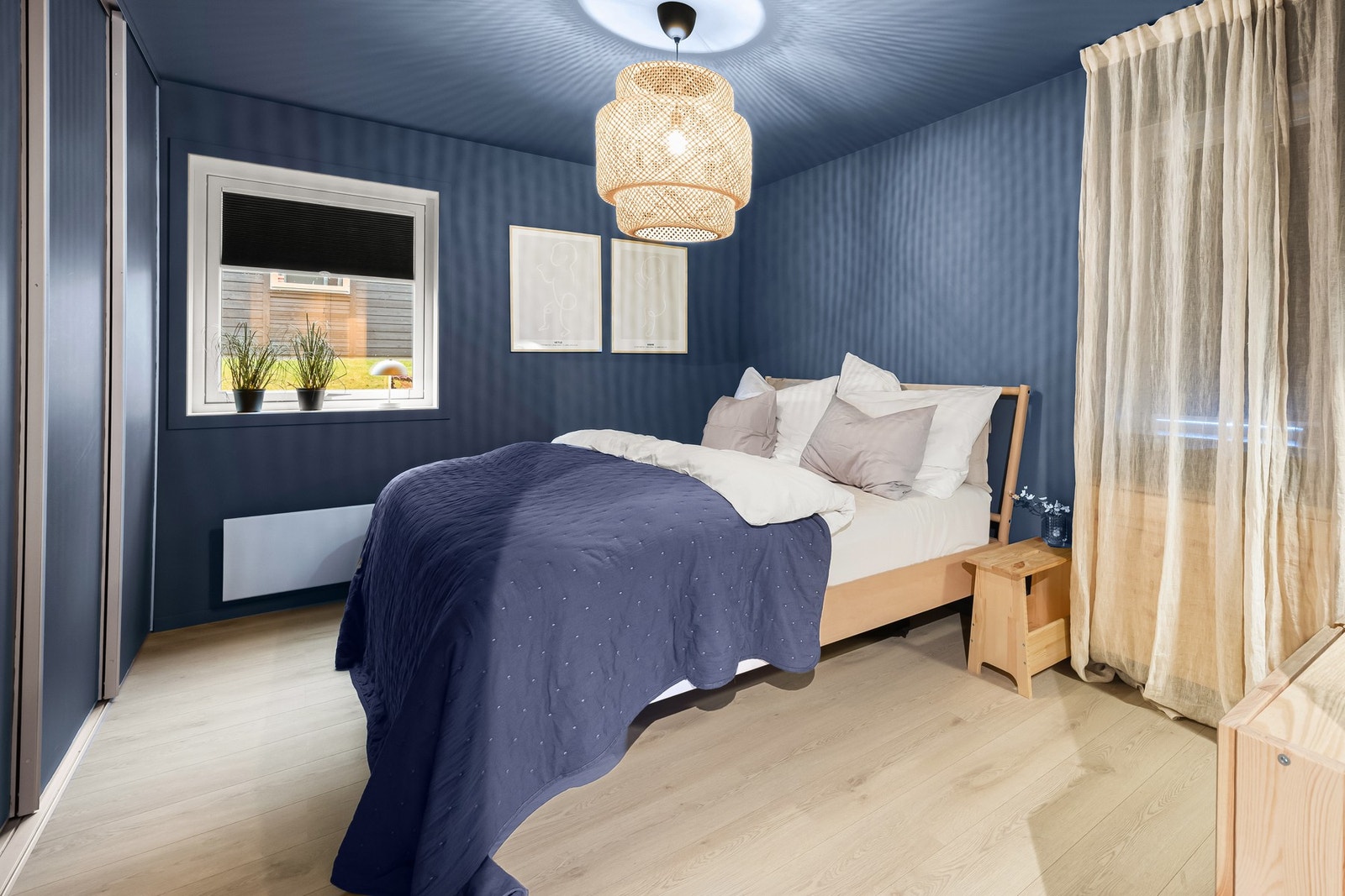 Leiligheten har tre meget tiltalende soverom, av samme gode kvalitet og standard som resten av leiligheten. Soverommene har oppvarming via panelovner, plissègardiner i vinduer, samt praktiske garderobeløsninger. Galleribilde